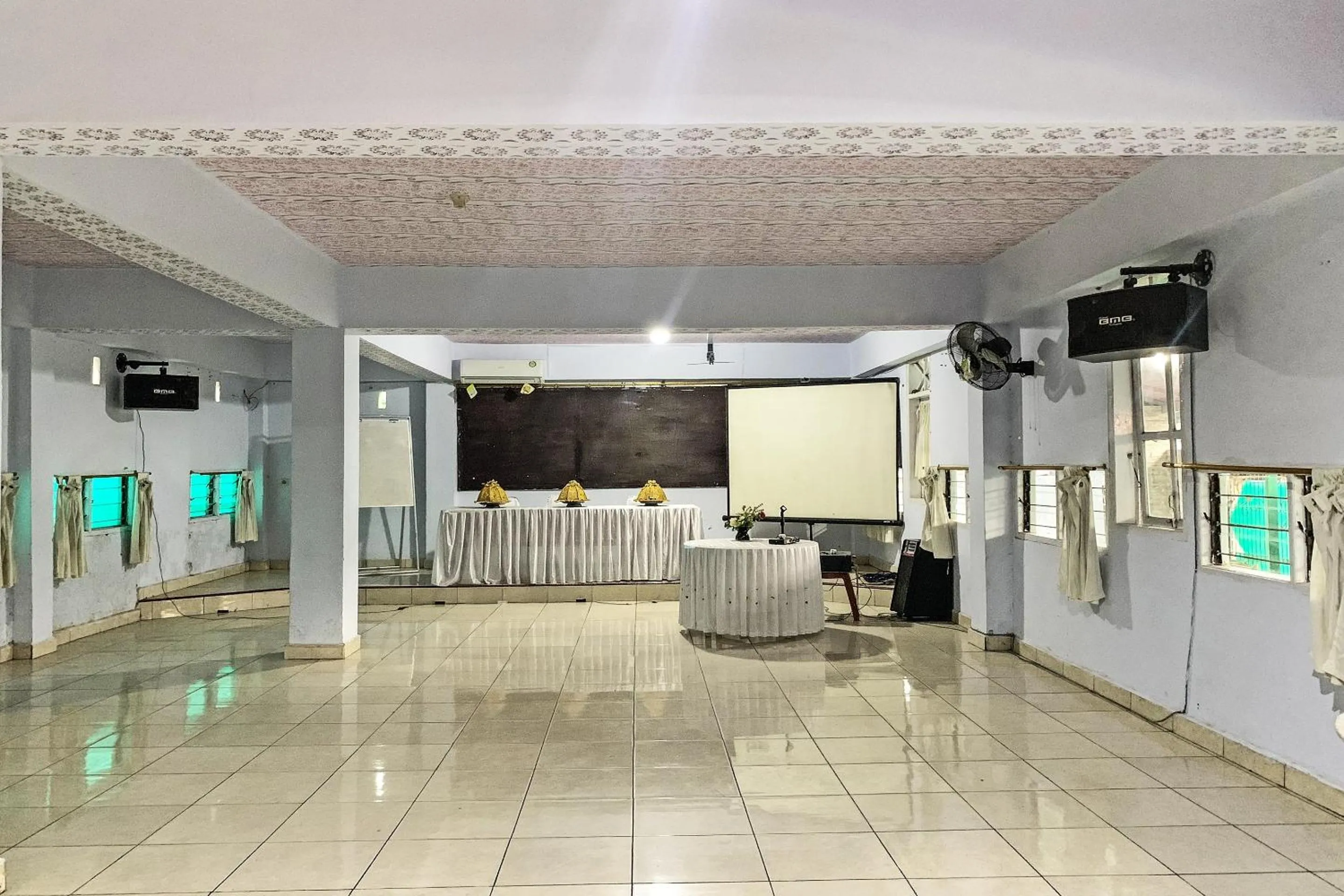 Lobby or reception in Hotel O Surya HotelNearTaman Anggrek Pkk Watansoppeng