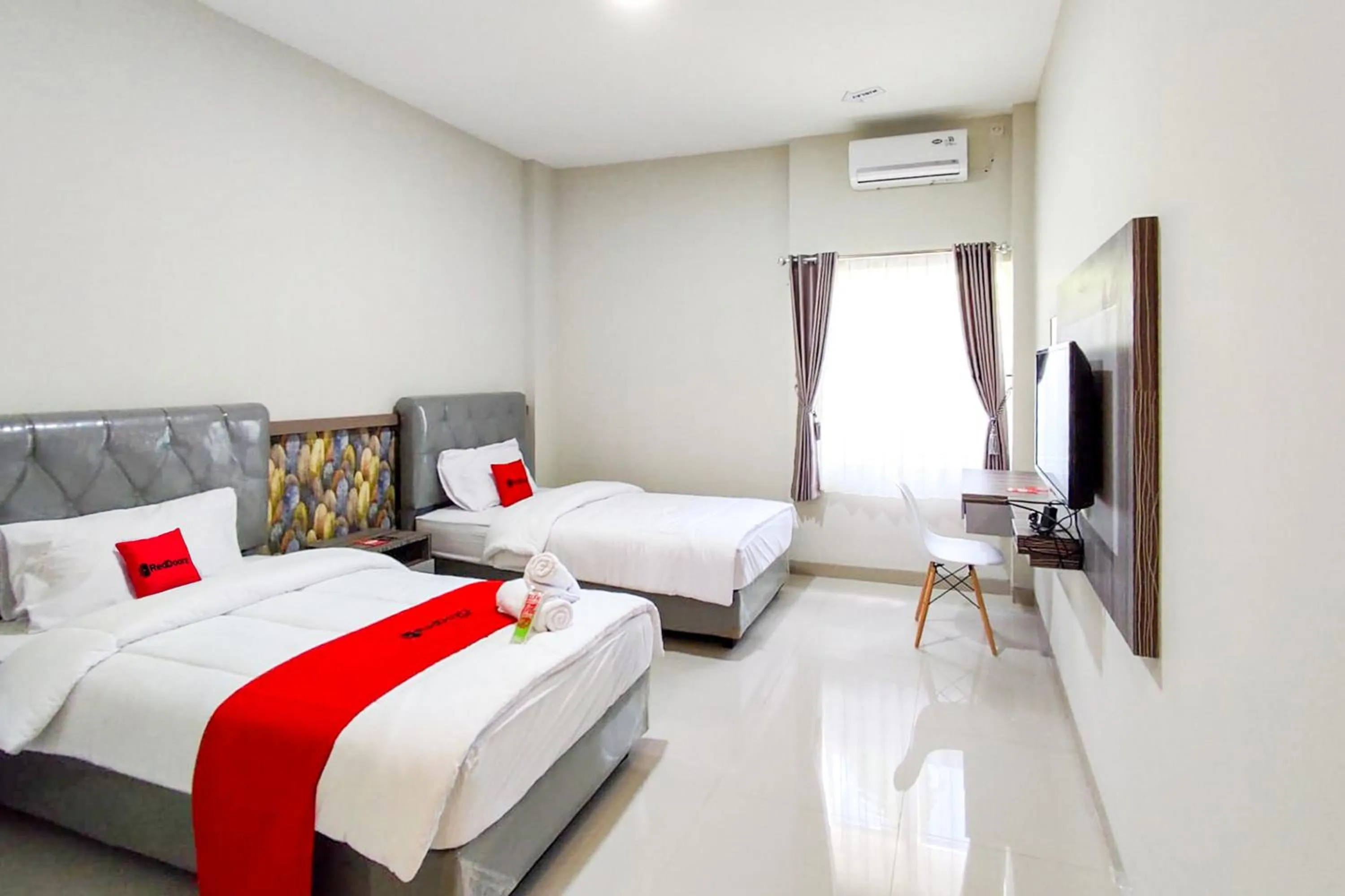 Bedroom, Bed in RedDoorz Syariah near GOR Satria Area