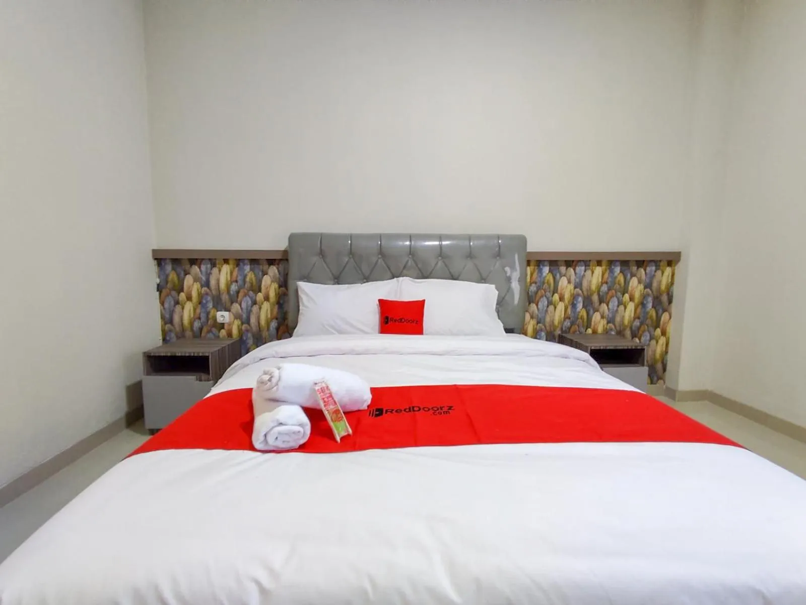 Bed in RedDoorz Syariah near GOR Satria Area