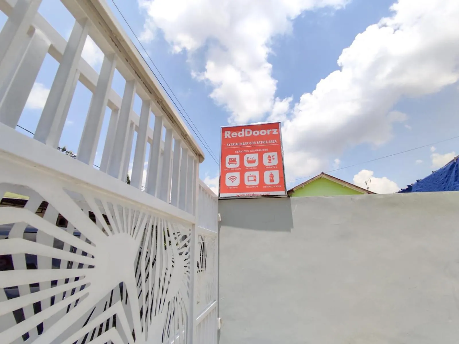 RedDoorz Syariah near GOR Satria Area