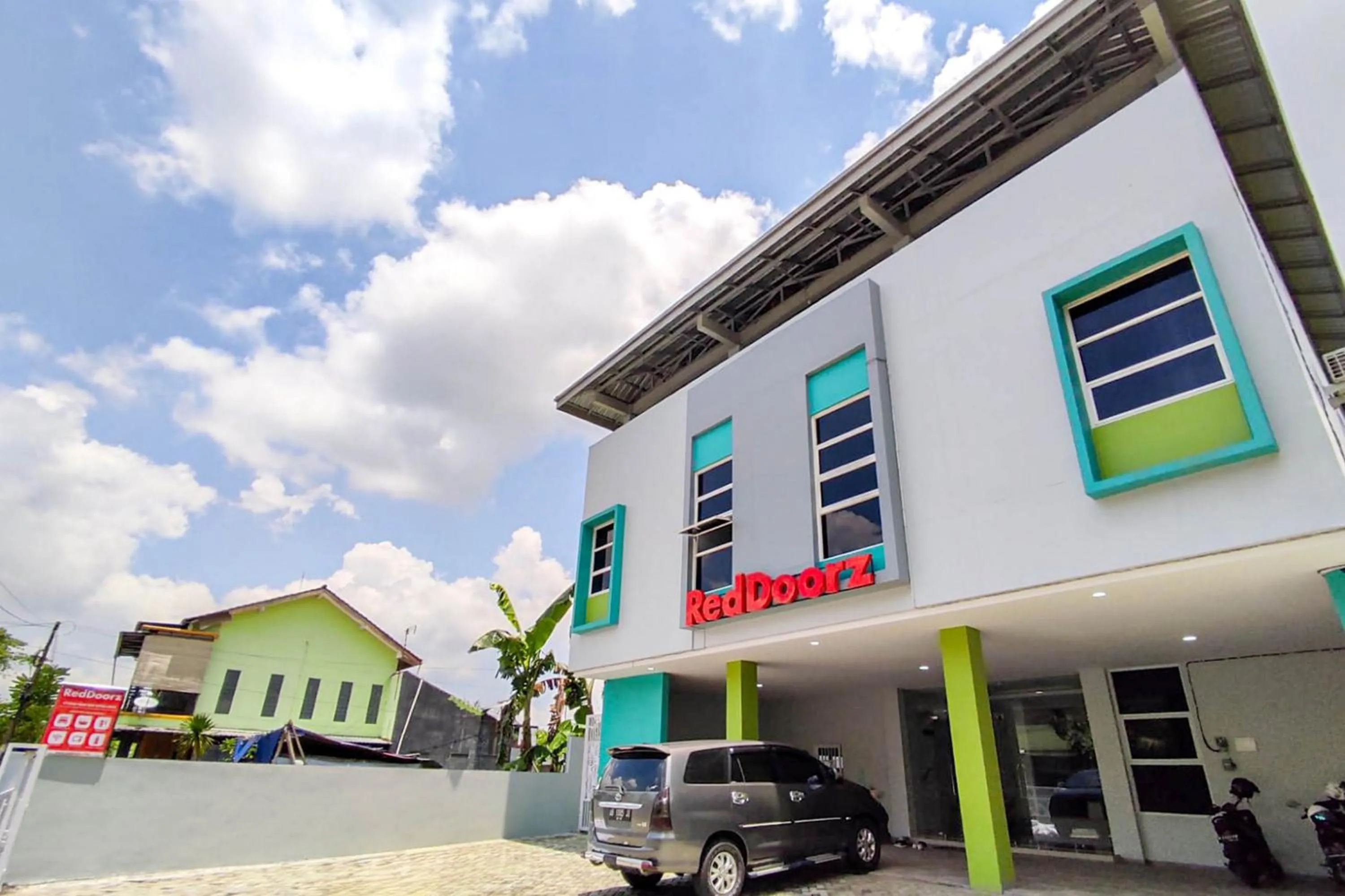 Facade/entrance in RedDoorz Syariah near GOR Satria Area