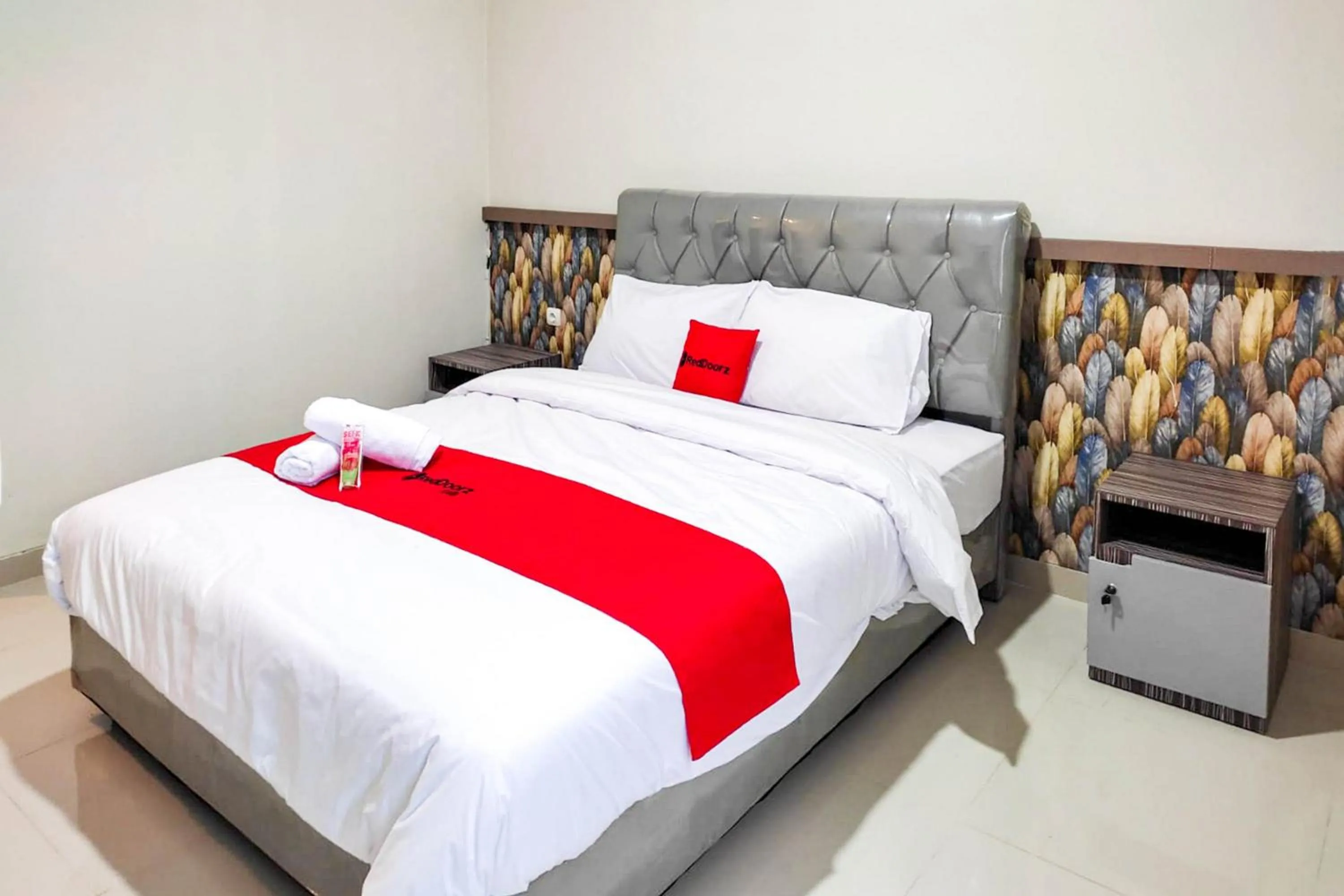 Bedroom, Bed in RedDoorz Syariah near GOR Satria Area