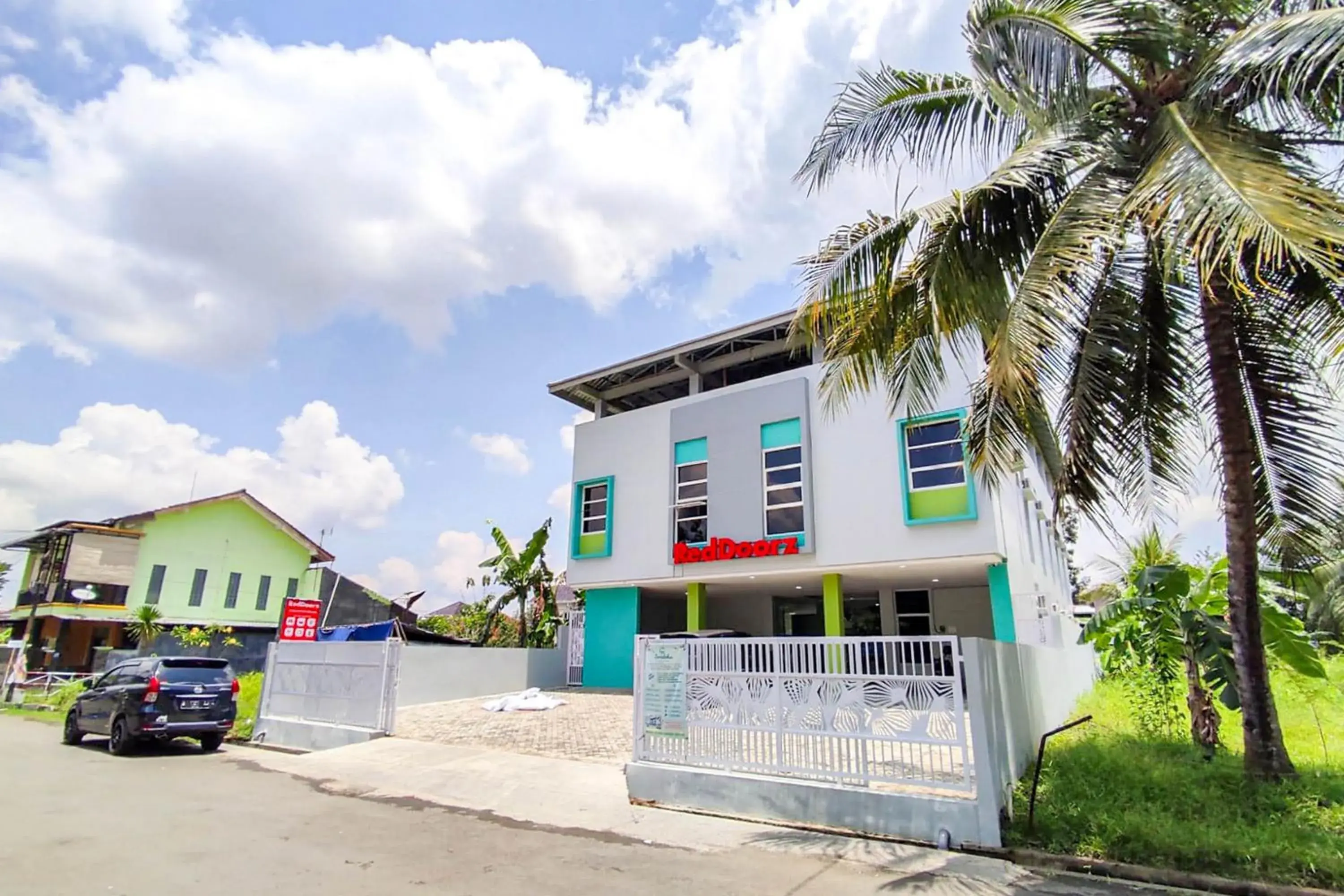 Facade/entrance in RedDoorz Syariah near GOR Satria Area Facade/entrance in RedDoorz Syariah near GOR Satria Area
