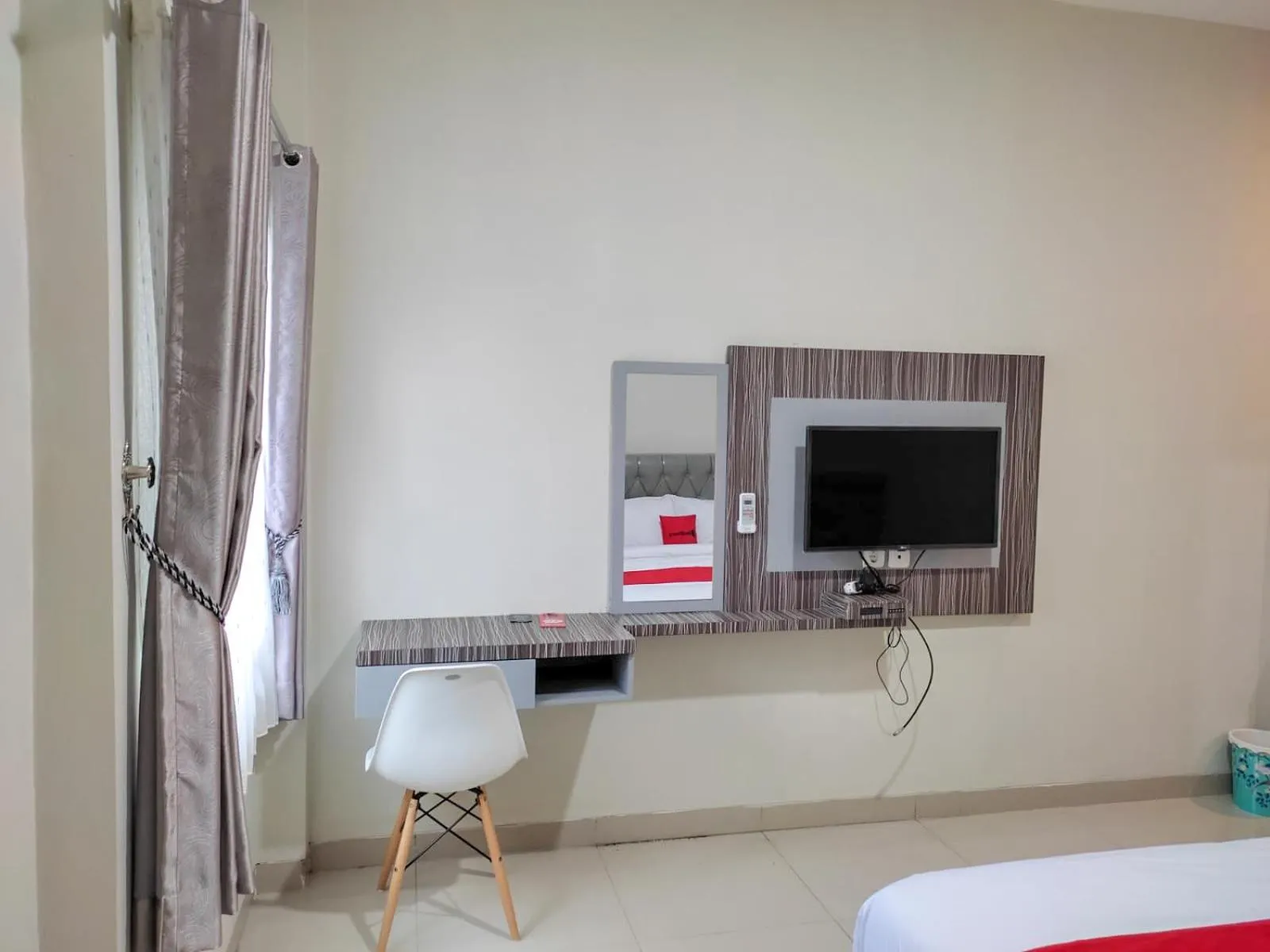 Bed in RedDoorz Syariah near GOR Satria Area