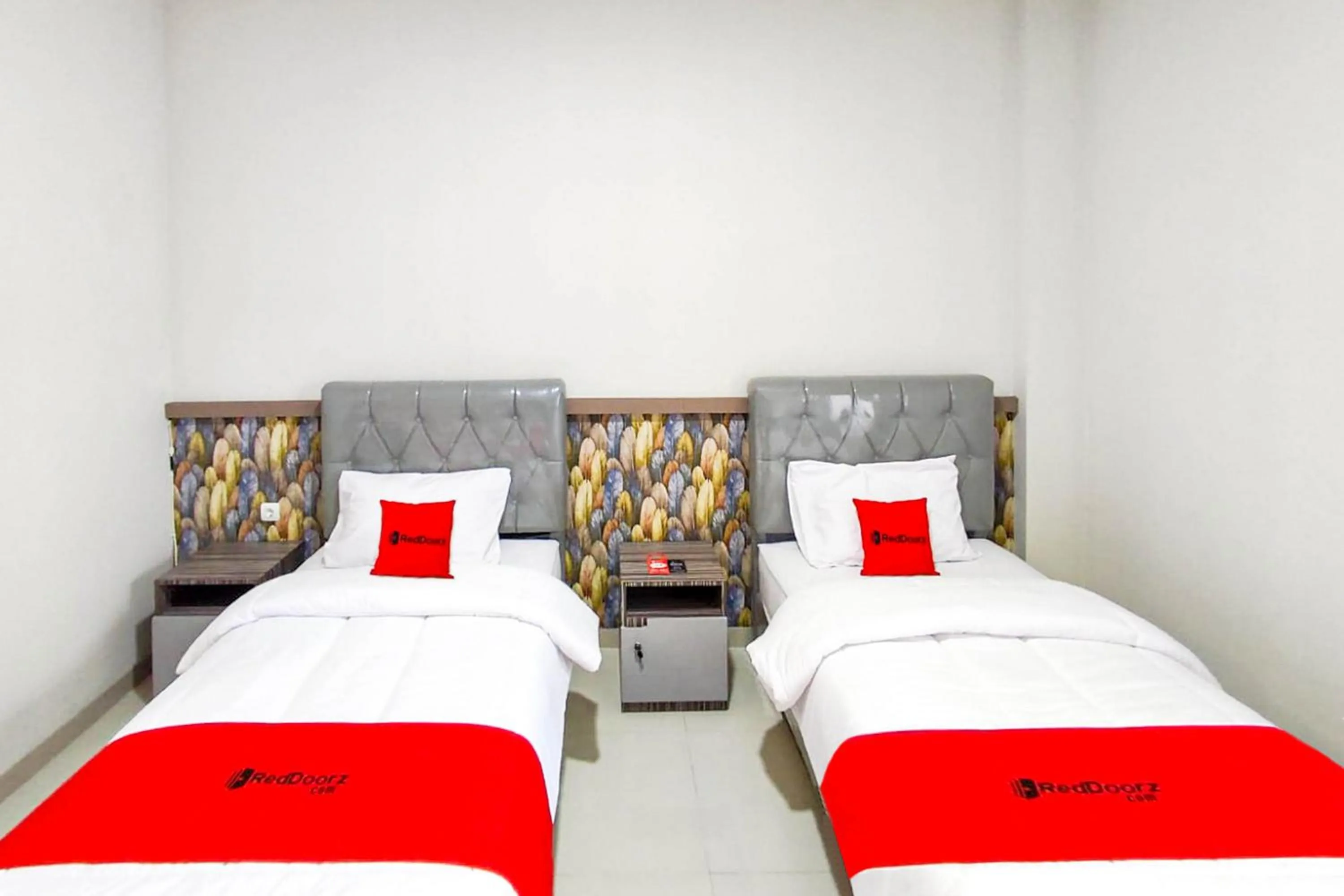Bedroom, Bed in RedDoorz Syariah near GOR Satria Area