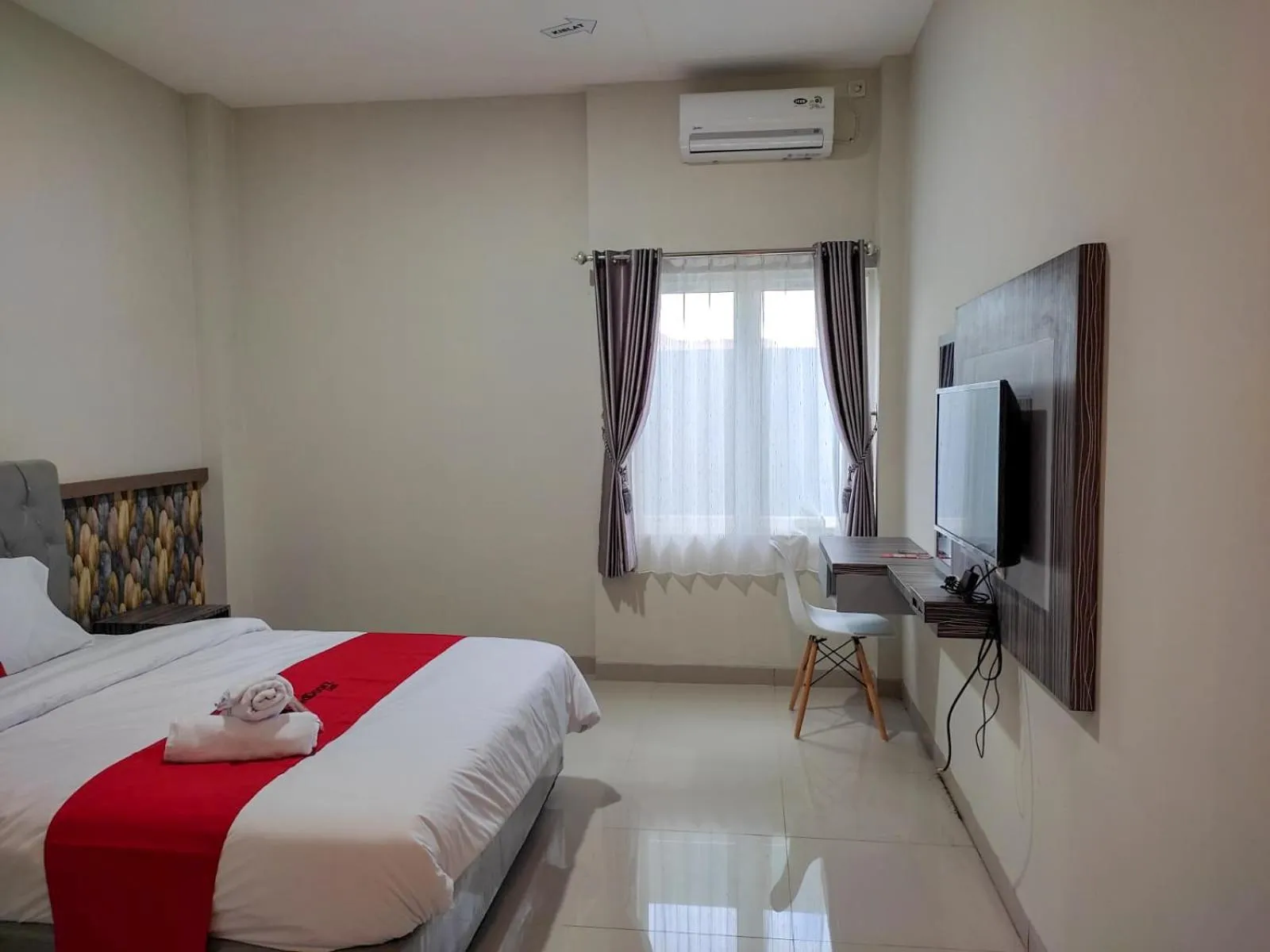 Bed in RedDoorz Syariah near GOR Satria Area