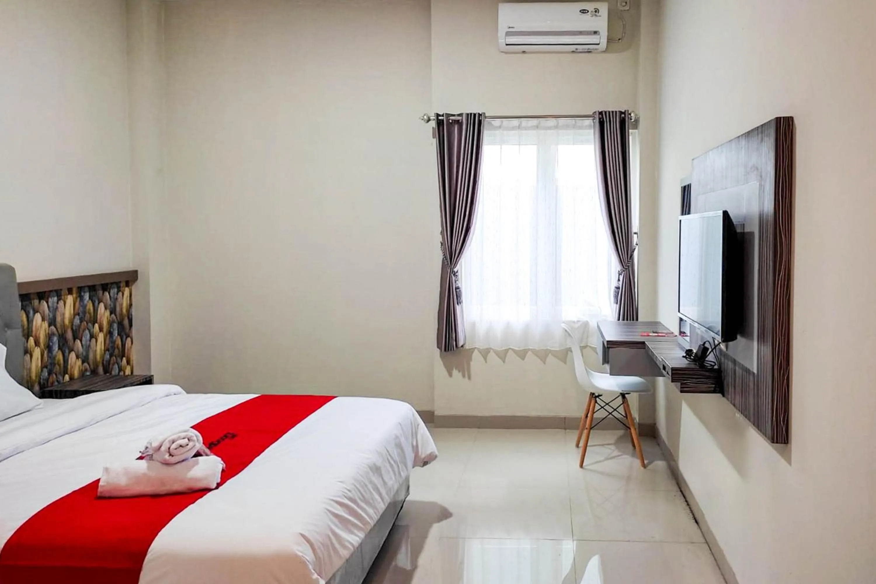 Bedroom, Bed in RedDoorz Syariah near GOR Satria Area