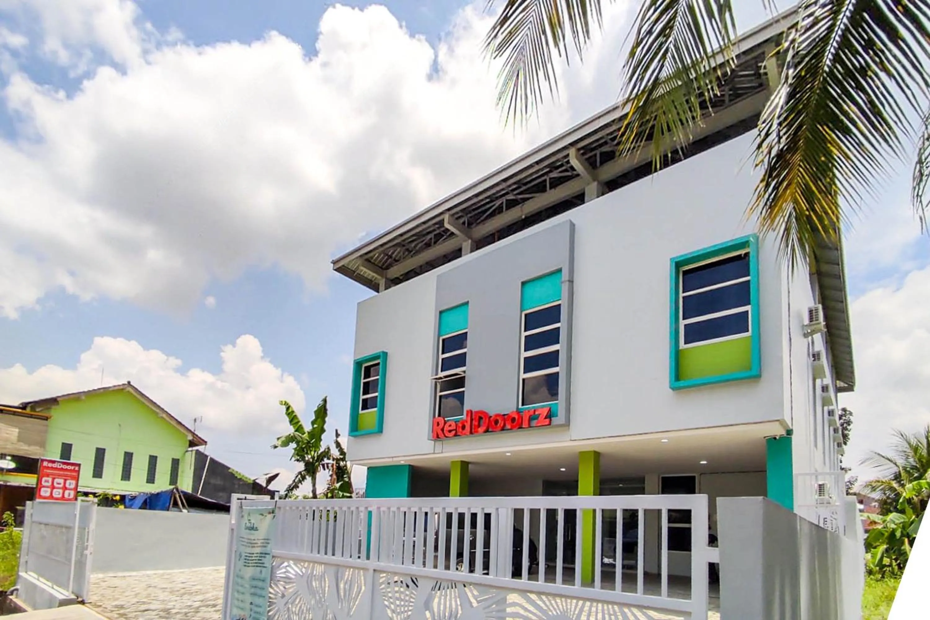 Facade/entrance in RedDoorz Syariah near GOR Satria Area