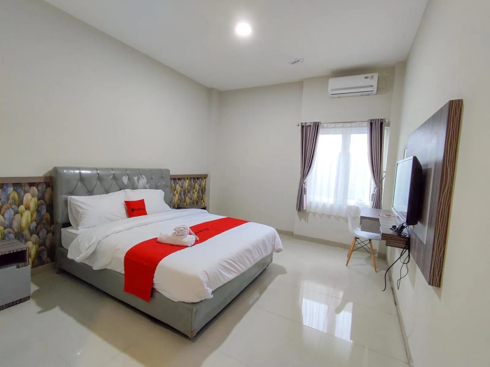 Bed in RedDoorz Syariah near GOR Satria Area