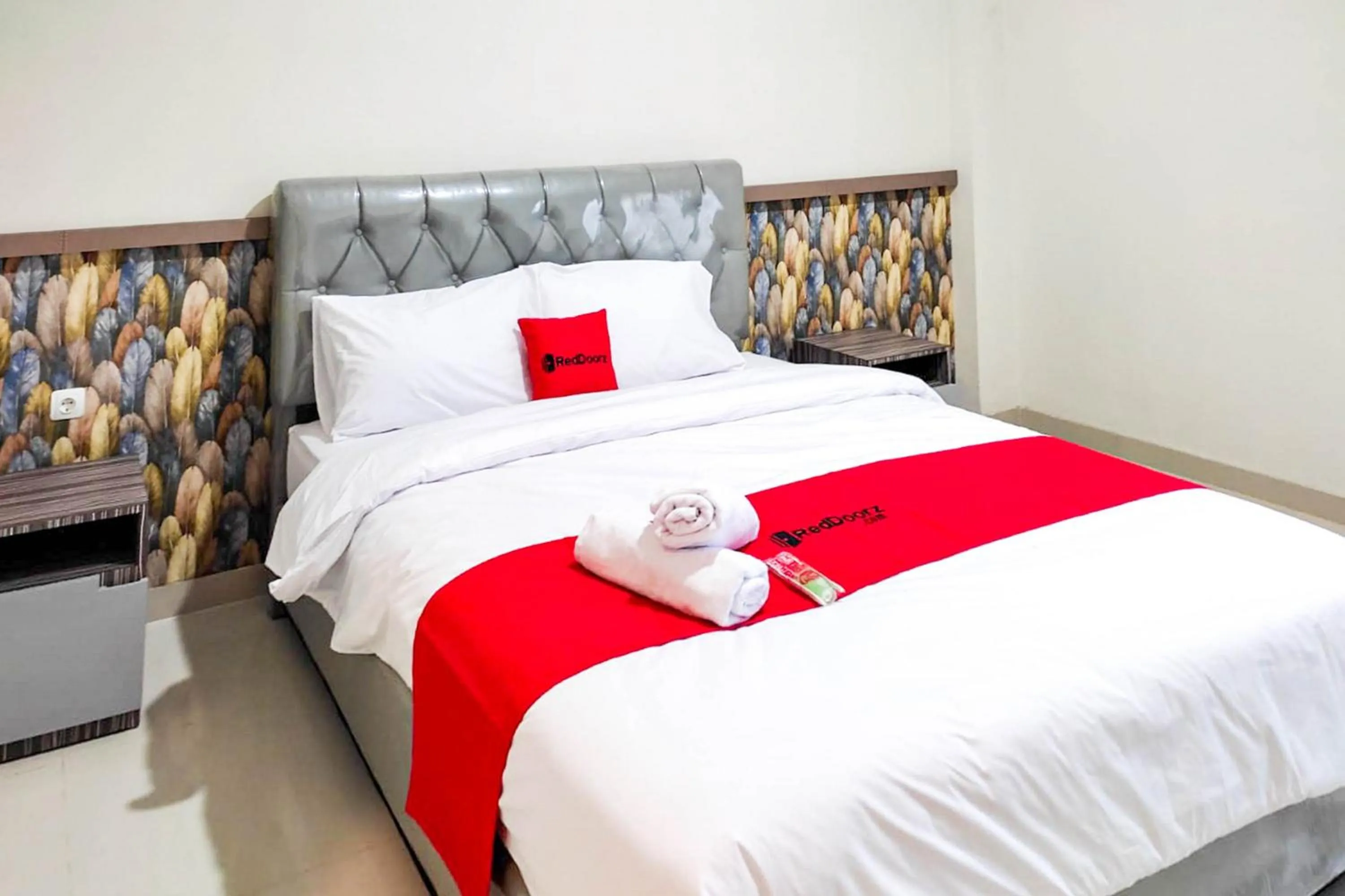 Bedroom, Bed in RedDoorz Syariah near GOR Satria Area
