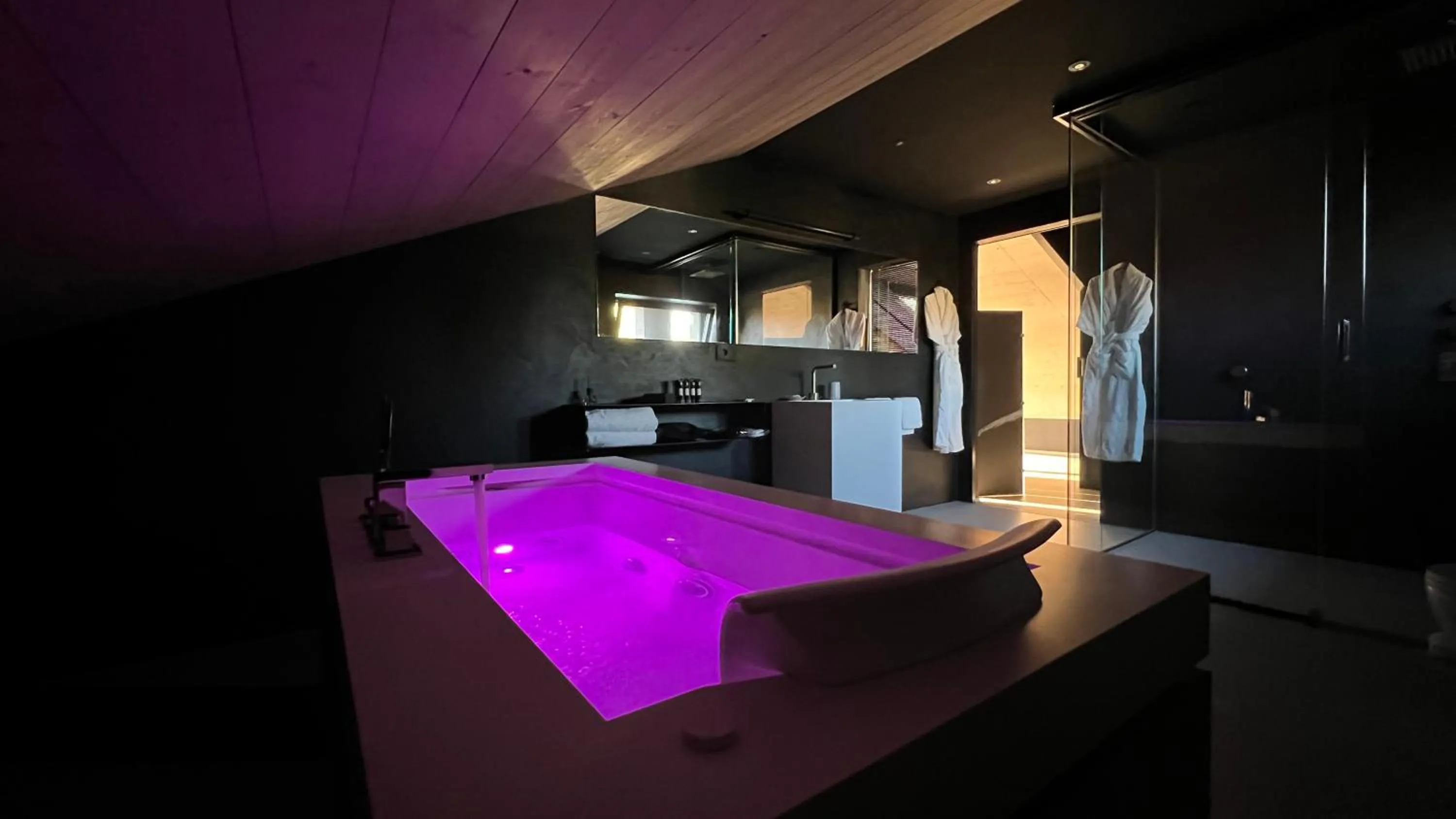 Hot Tub in Murrae Loft