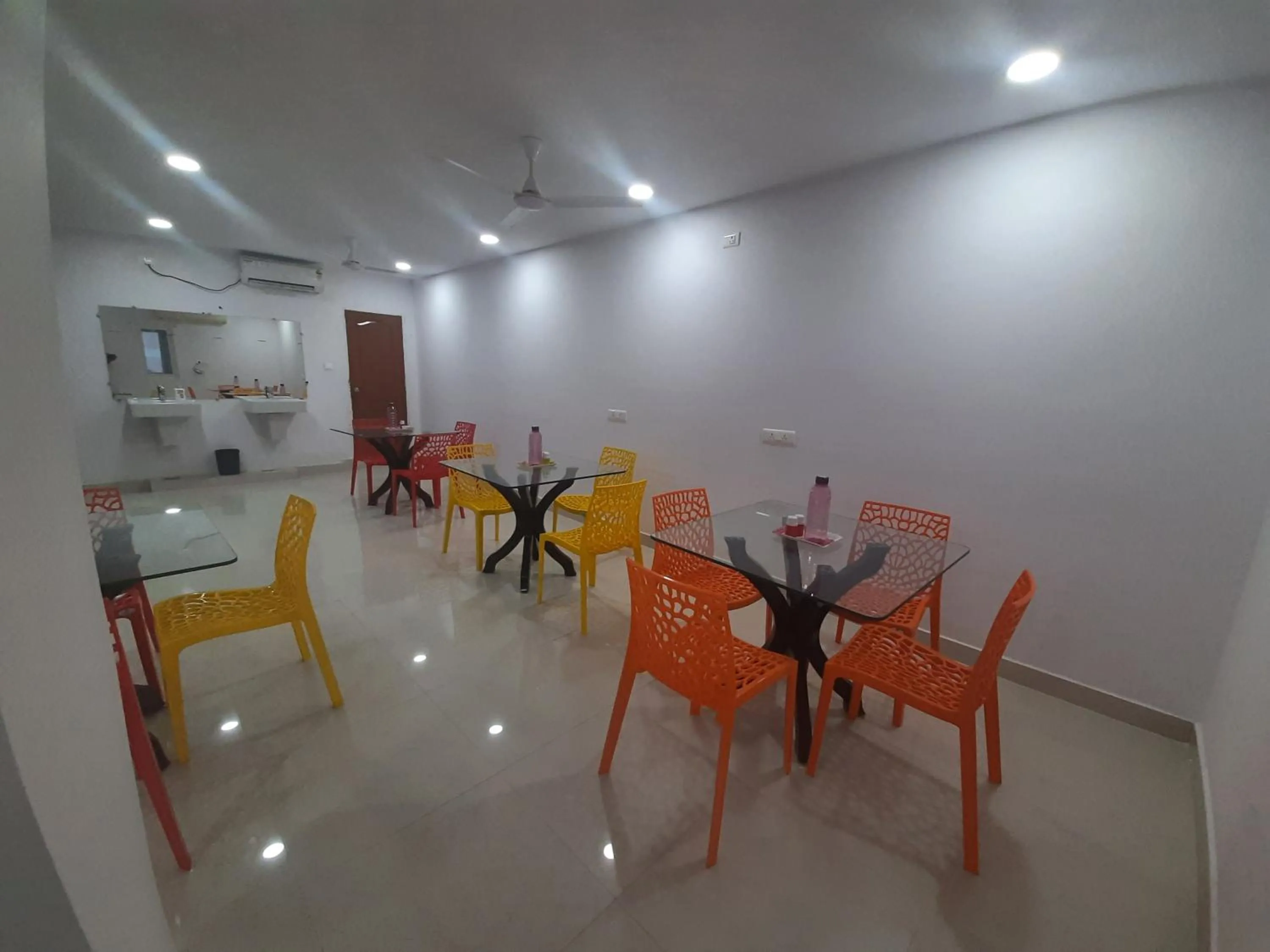 Restaurant/places to eat in Hotel Prime Jubilee