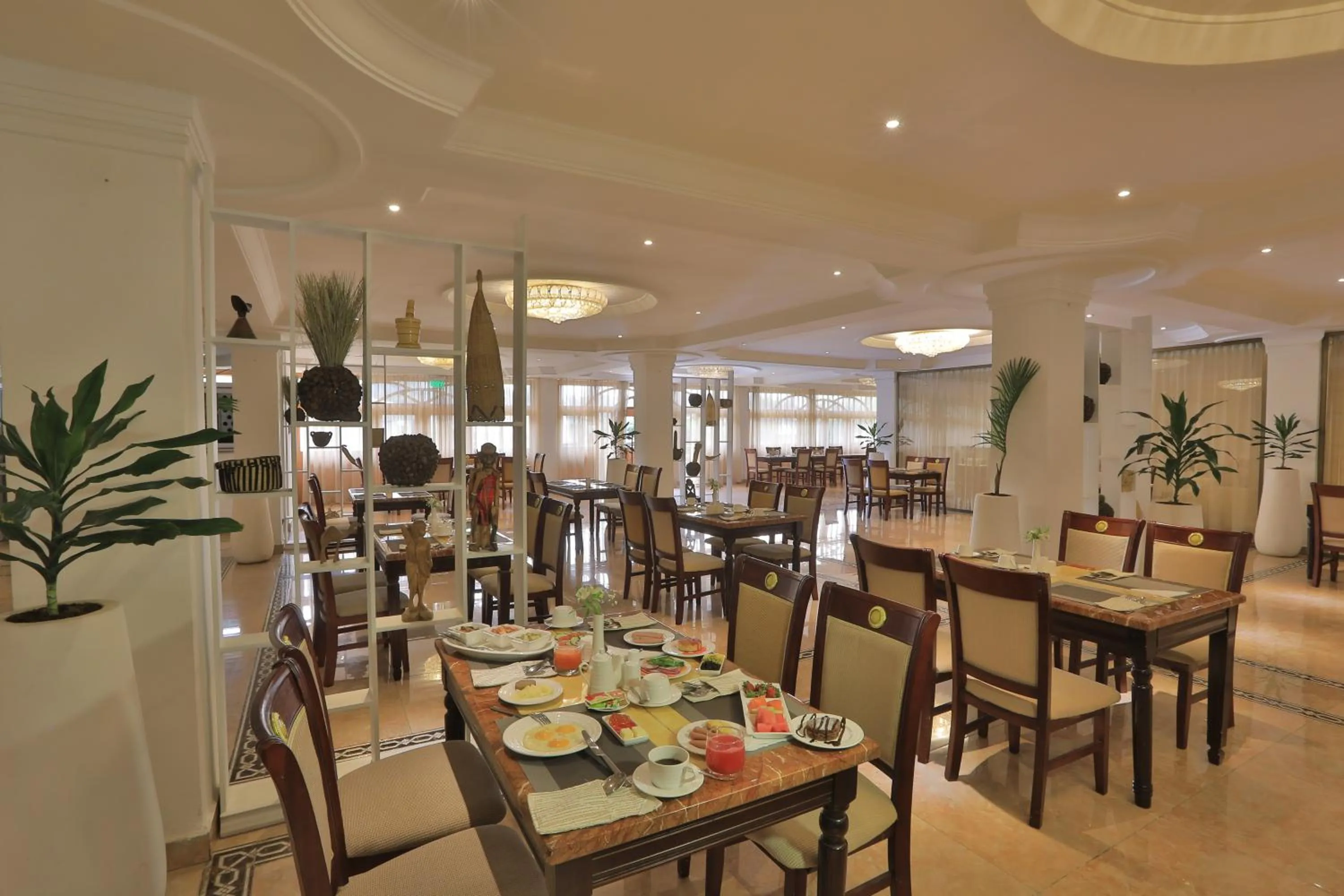 Restaurant/places to eat in De Leopol Hotel