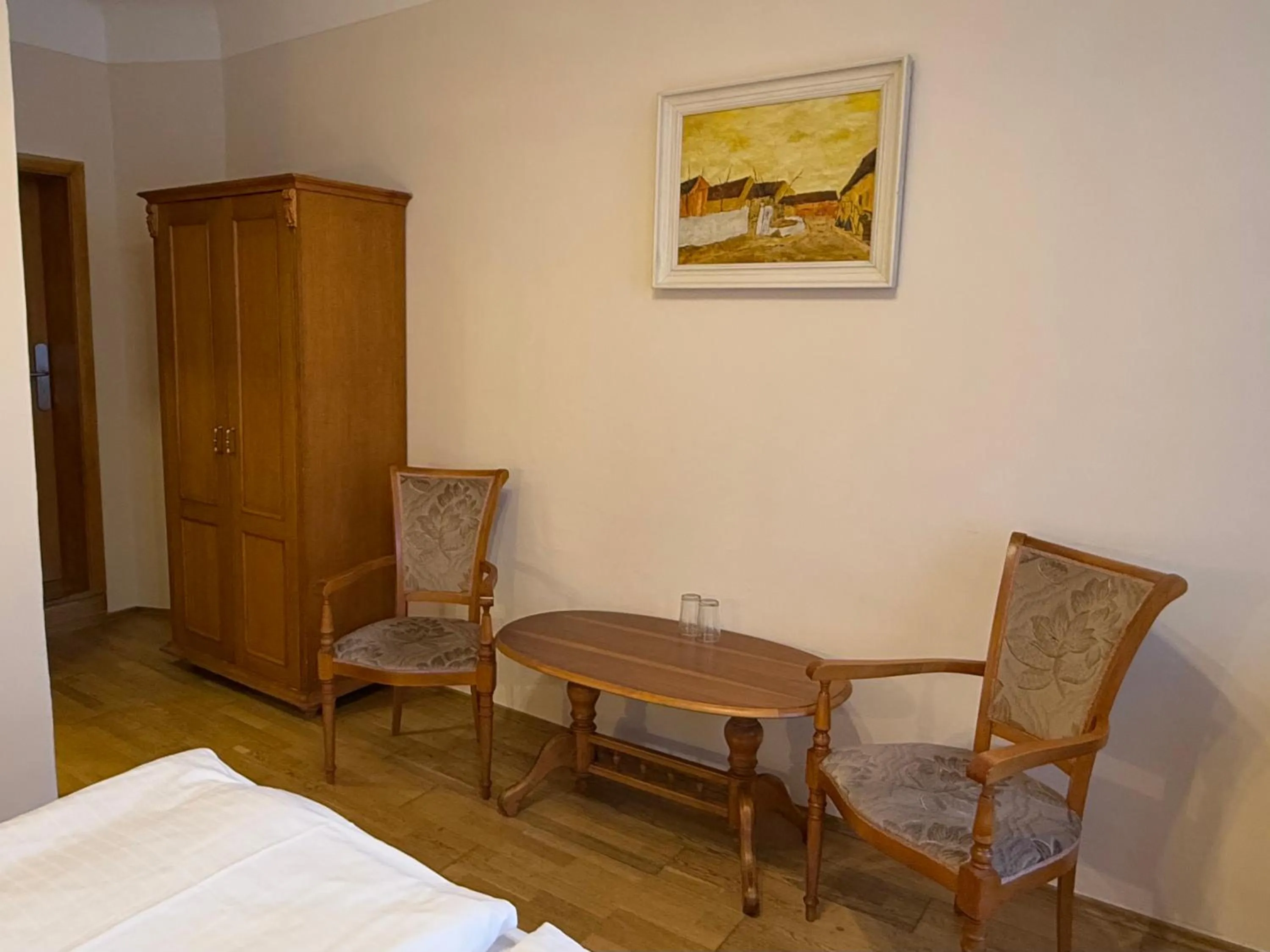 Seating area, Bed in Hotel King George