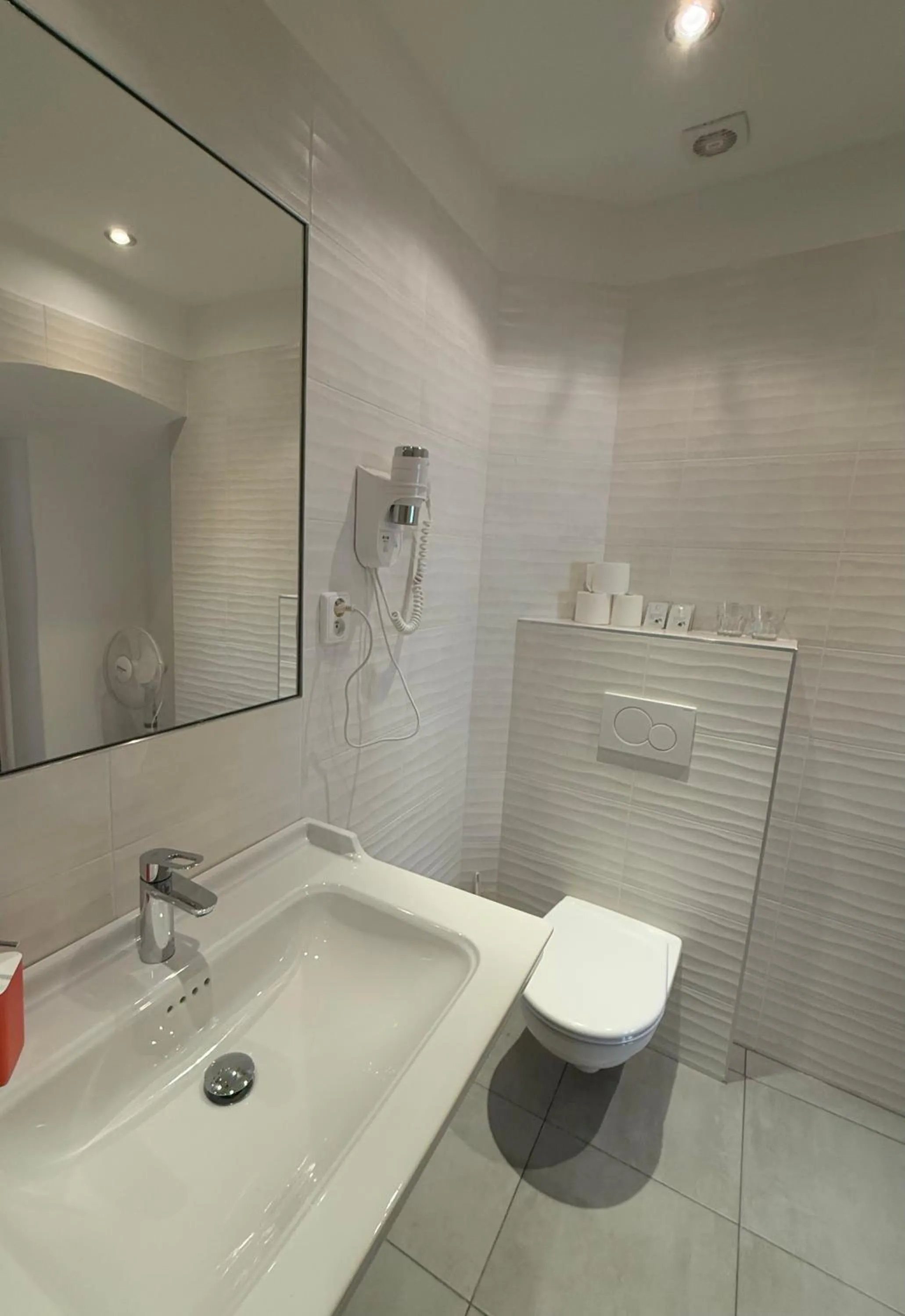 Toilet in Hotel King George