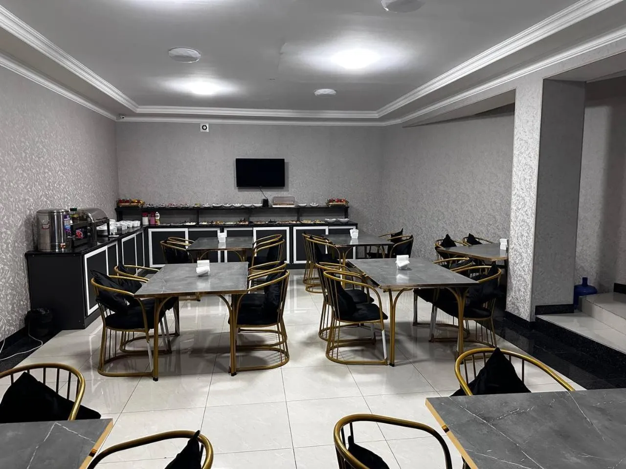 Restaurant/places to eat in The Moon Hotel