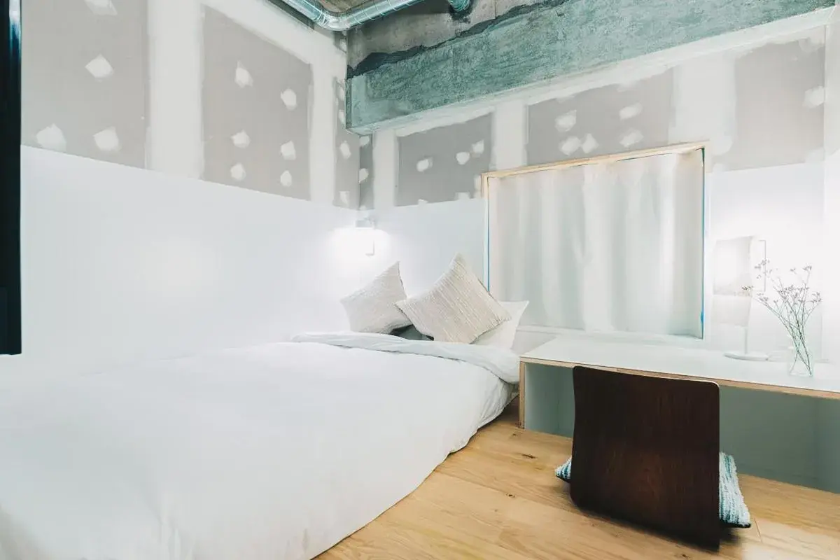 Shower, Bed in Of Hotel Shower, Bed in Of Hotel