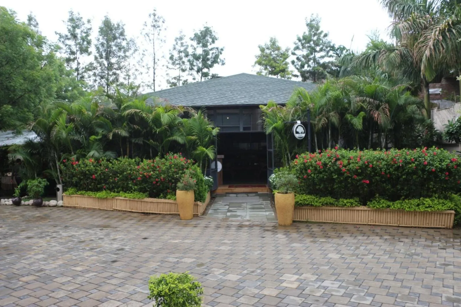 Restaurant/places to eat in Safal Retreat