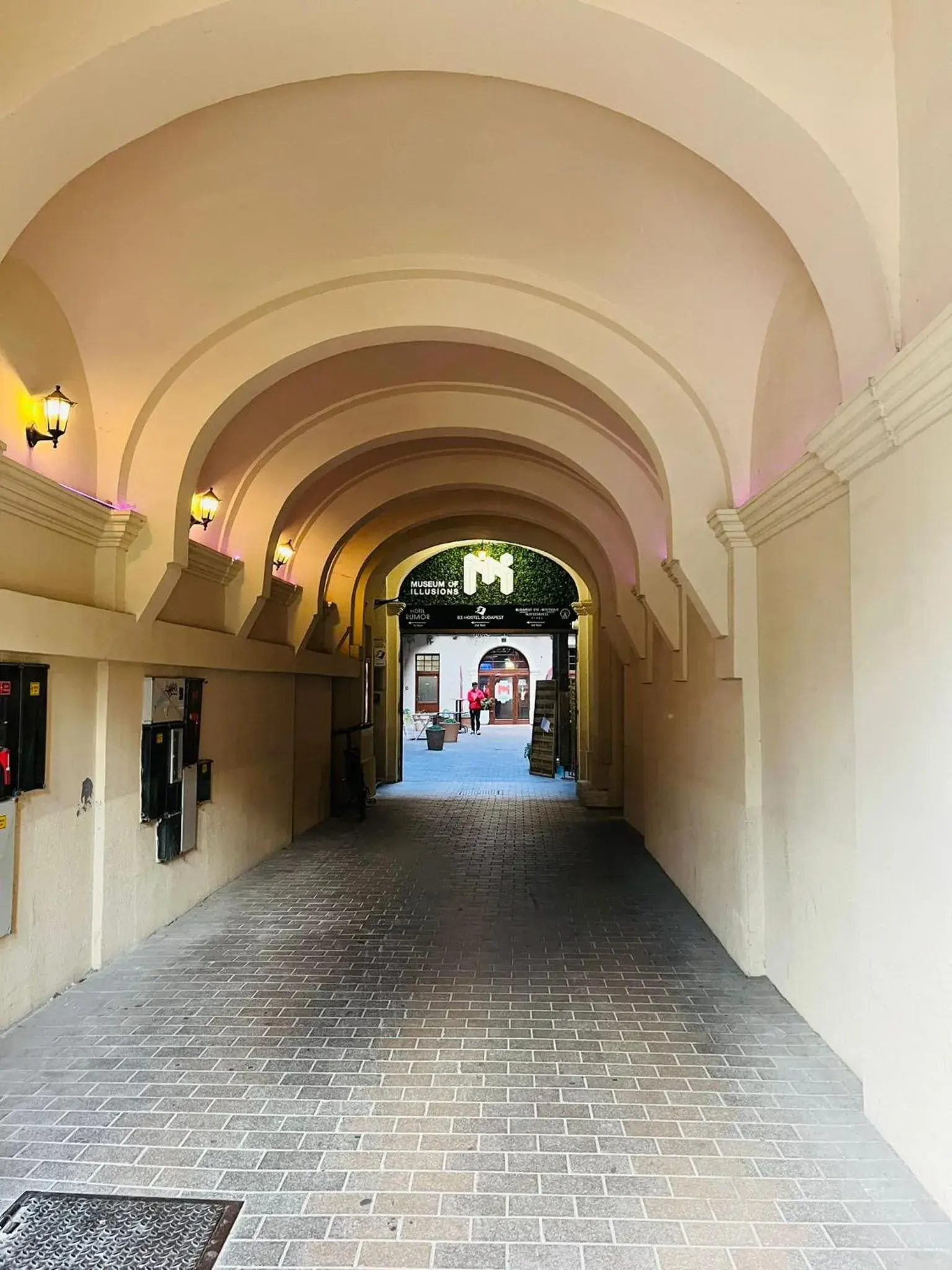 Facade/entrance in Rumor Rooms Facade/entrance in Rumor Rooms