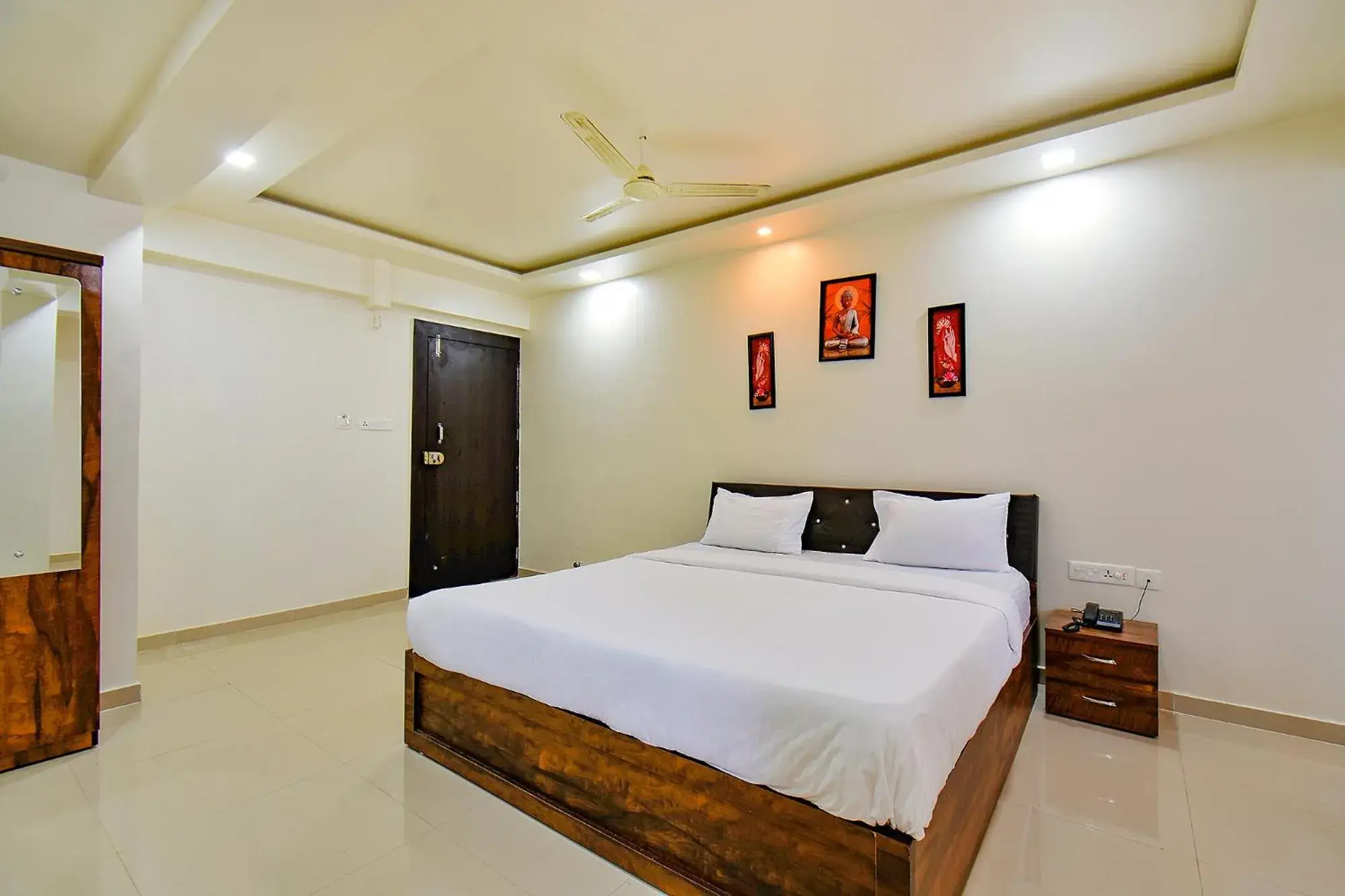 Bed in FabHotel White House - Nr Sinhagad speciality Hospital Bed in FabHotel White House - Nr Sinhagad speciality Hospital