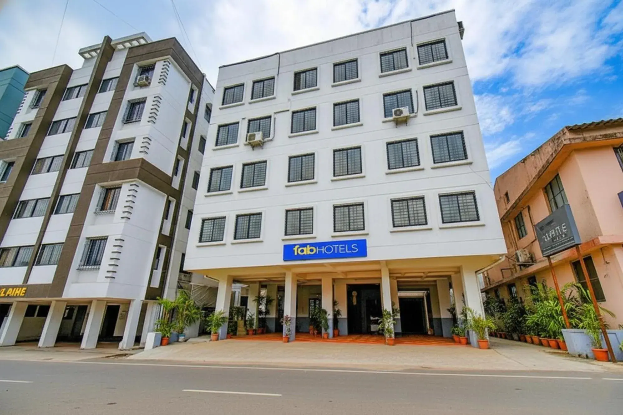 Property building in FabHotel White House - Nr Sinhagad speciality Hospital Property building in FabHotel White House - Nr Sinhagad speciality Hospital