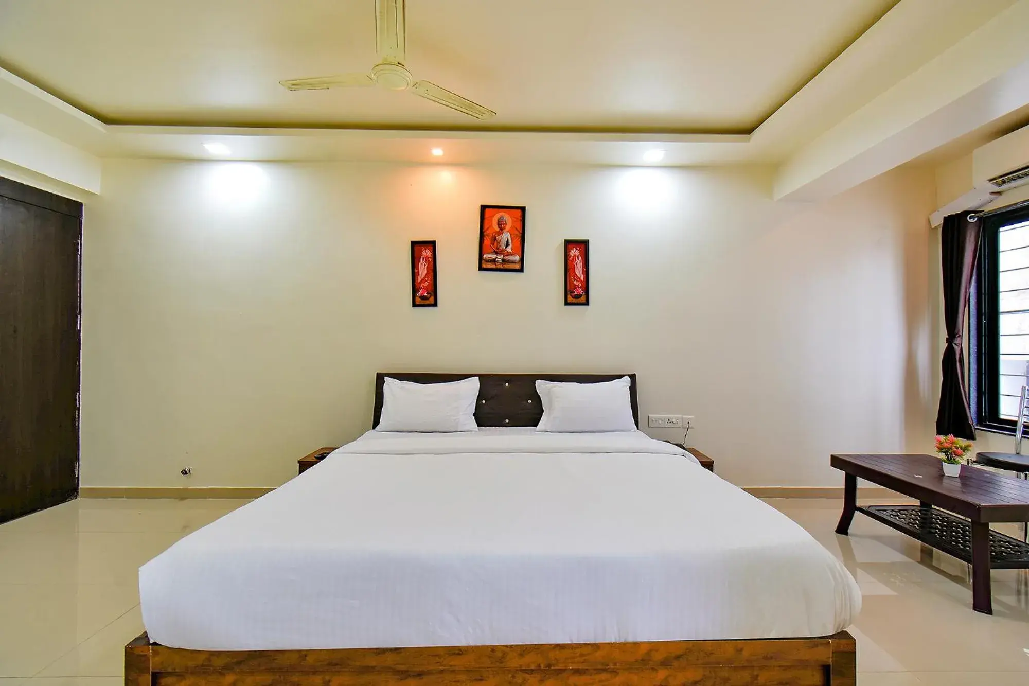 Bed in FabHotel White House - Nr Sinhagad speciality Hospital Bed in FabHotel White House - Nr Sinhagad speciality Hospital