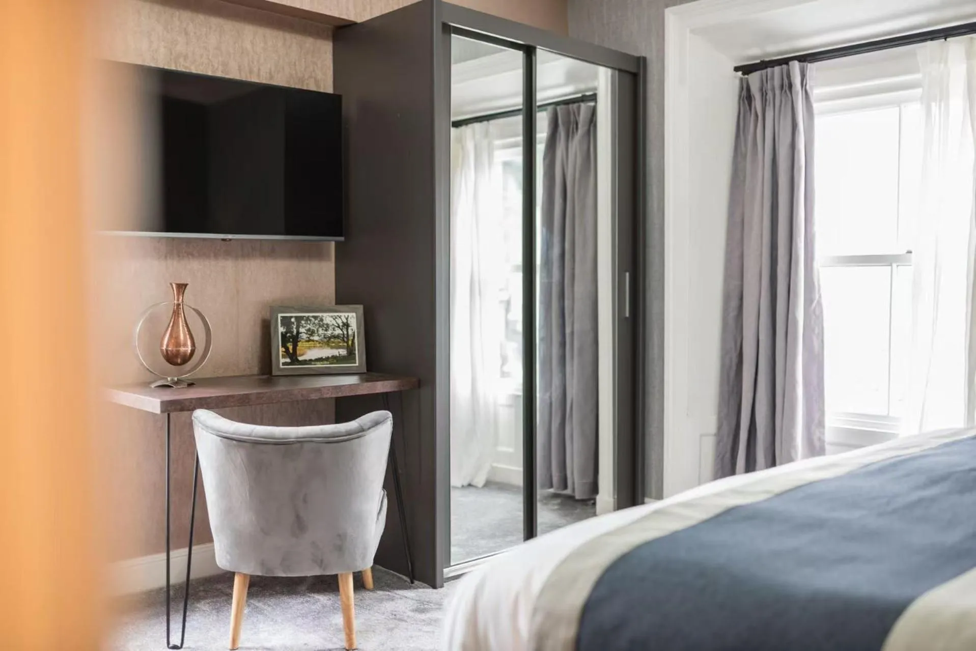 The Old Stamp House Retreat- Three En-suite Bedrooms Central Village Location