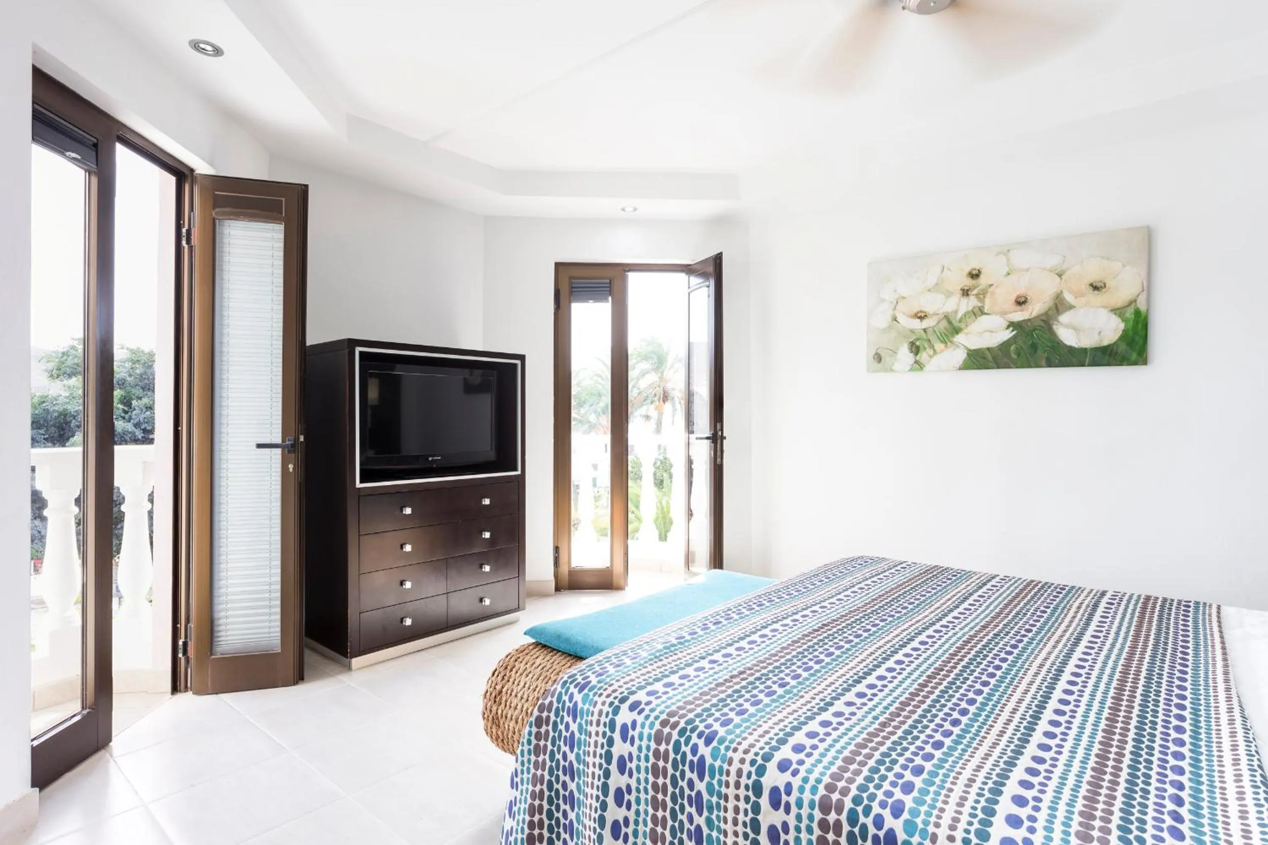 Bed, TV/Entertainment Center in Atlas Suites Tenerife by EnjoyaHome