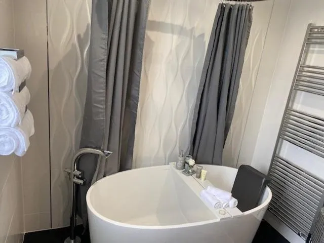 Bathroom in Seren Las, Tenby