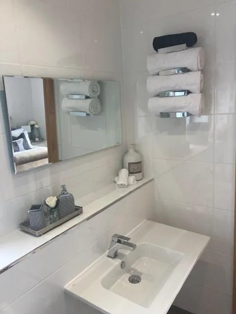 Bathroom in Seren Las, Tenby