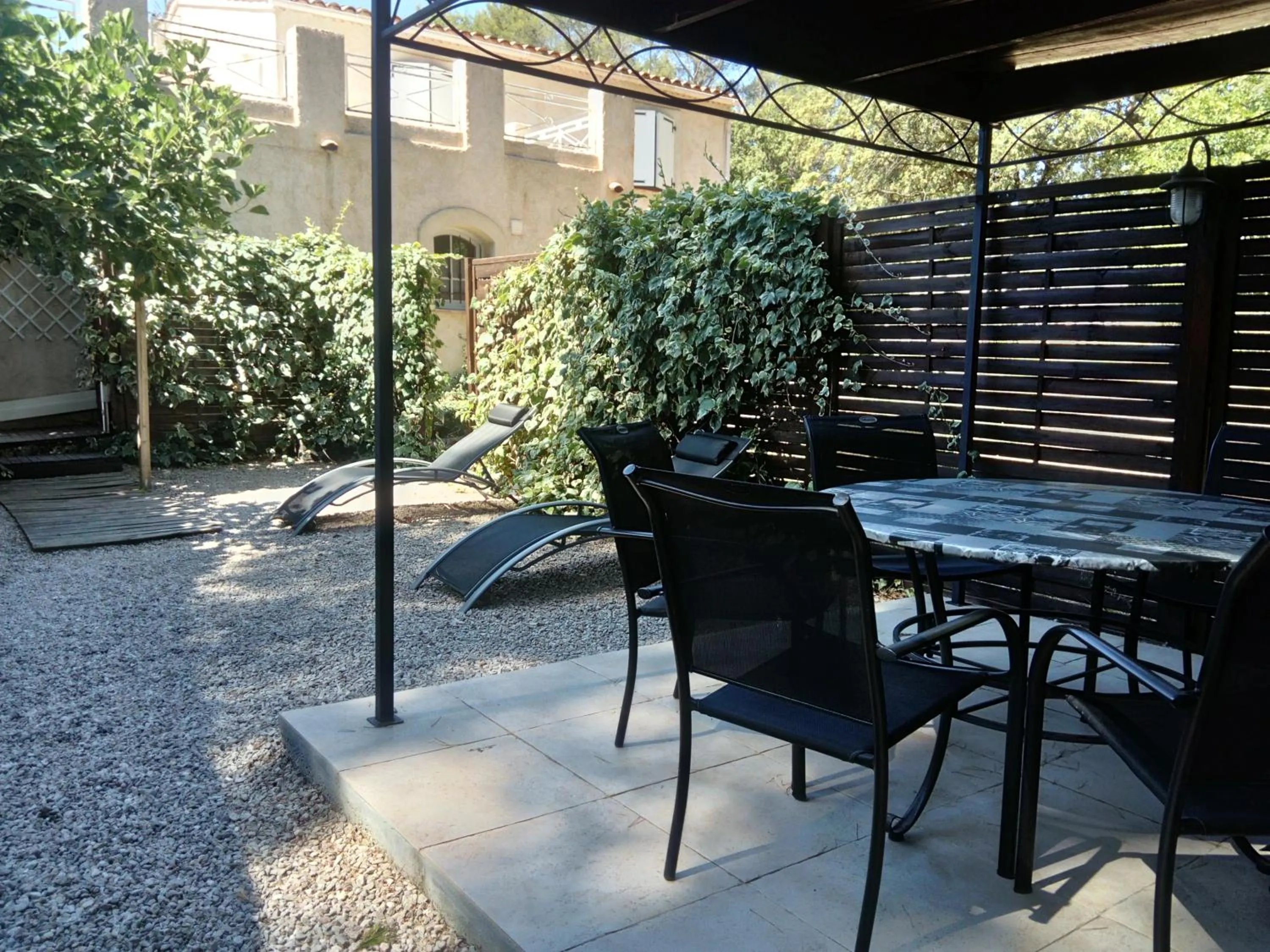 Patio in Chez Isabelle et Guy B&B