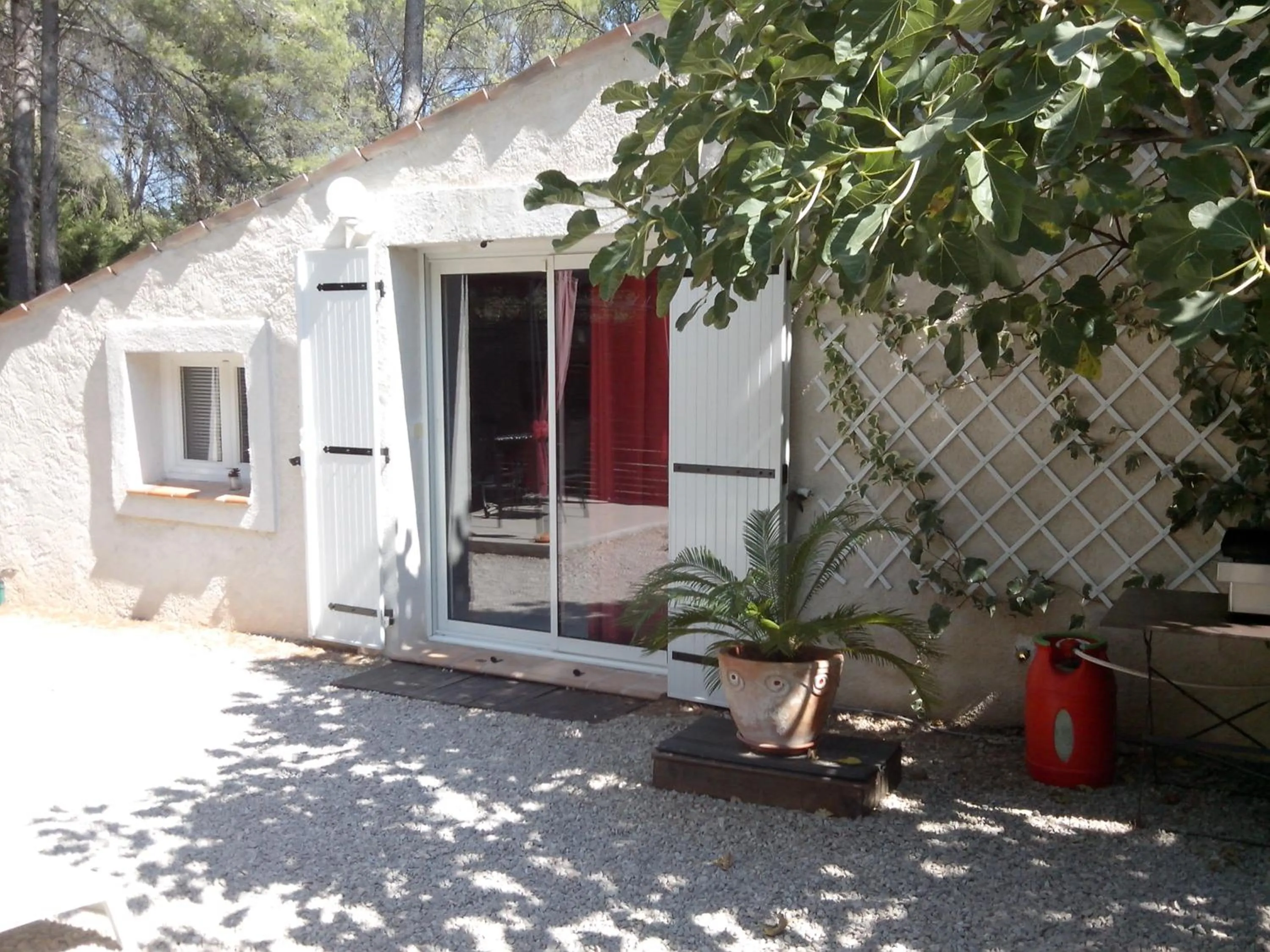 Patio in Chez Isabelle et Guy B&B