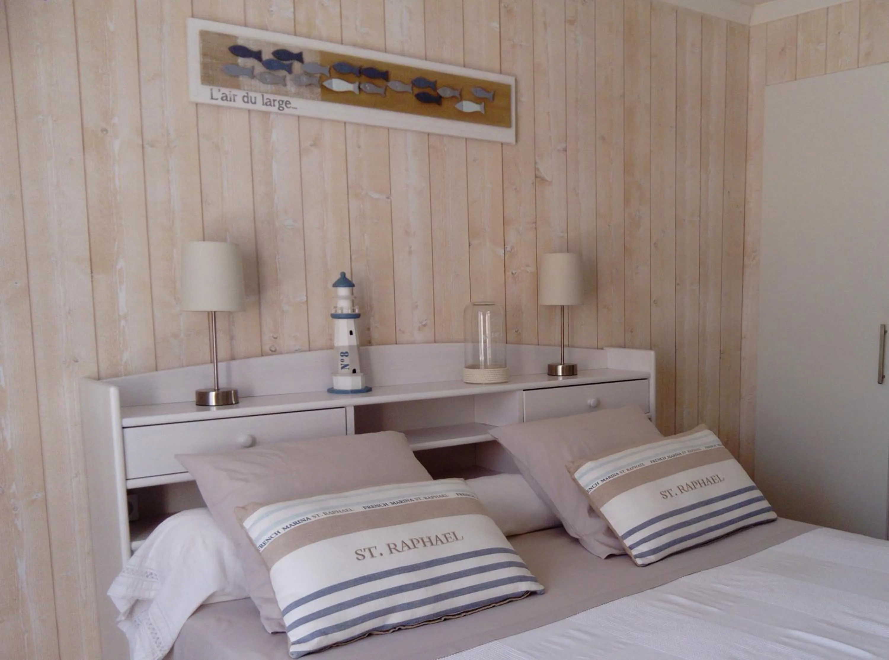 Decorative detail, Bed in Chez Isabelle et Guy B&B