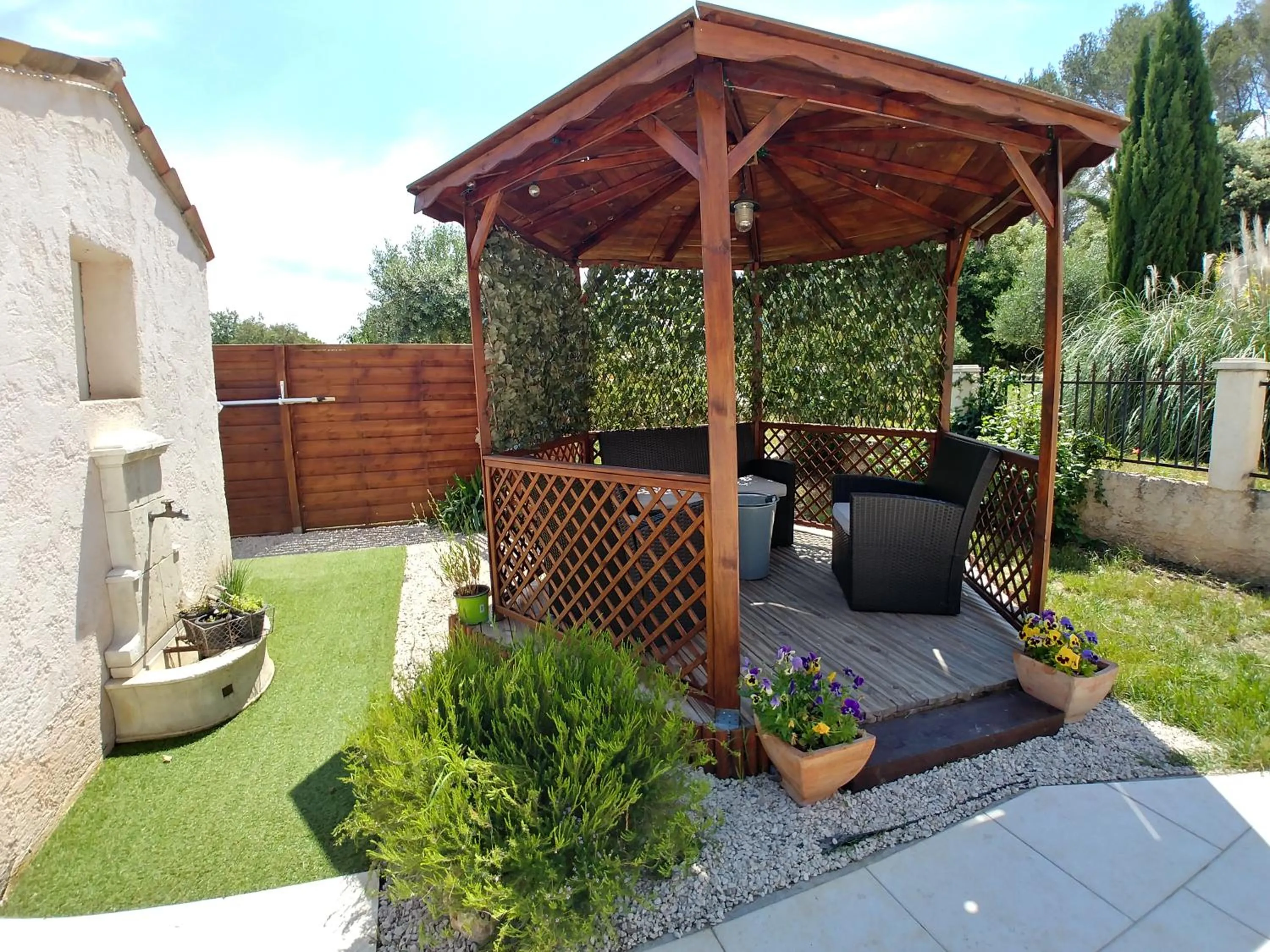 Patio in Chez Isabelle et Guy B&B