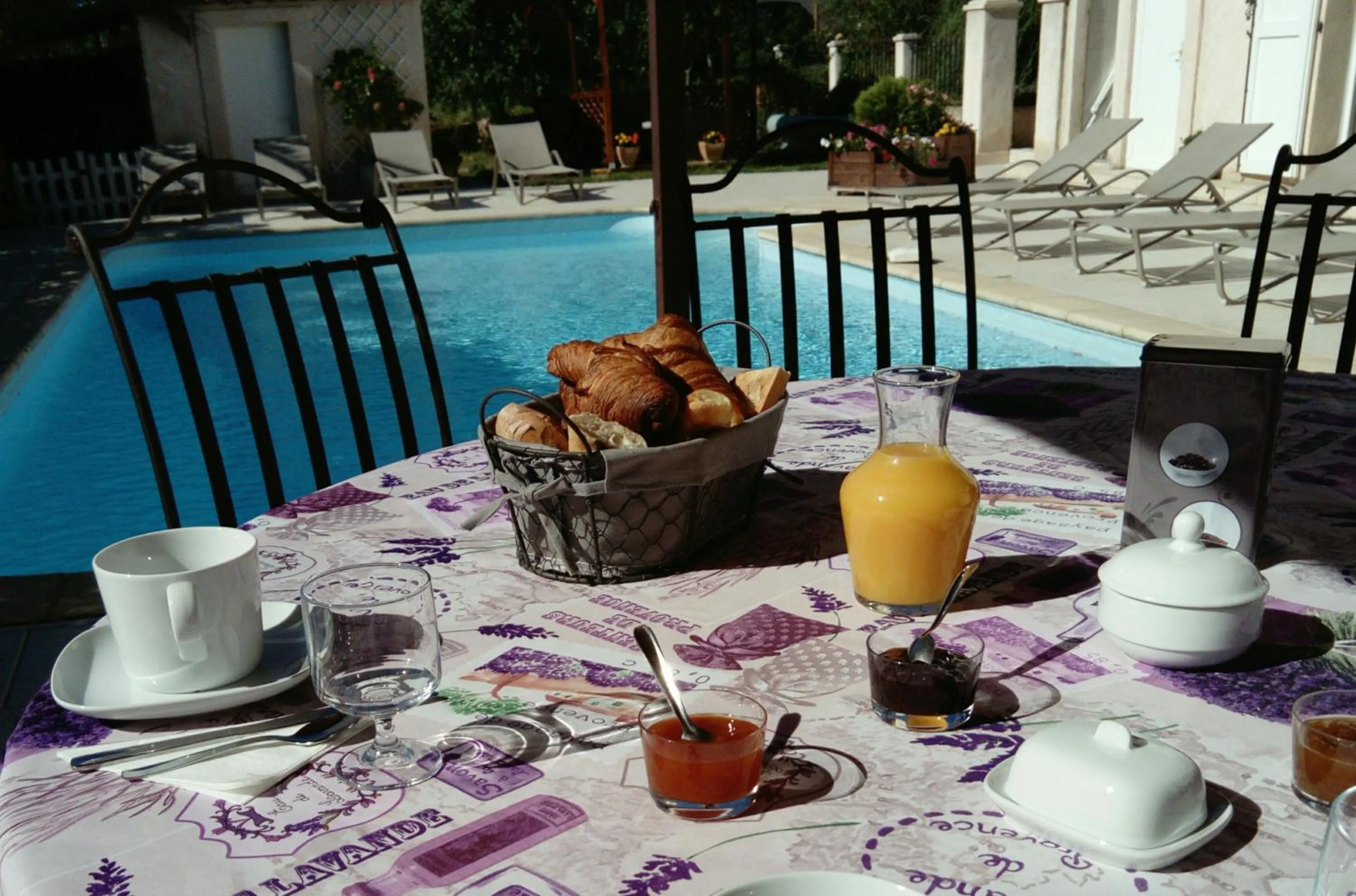 Continental breakfast in Chez Isabelle et Guy B&B