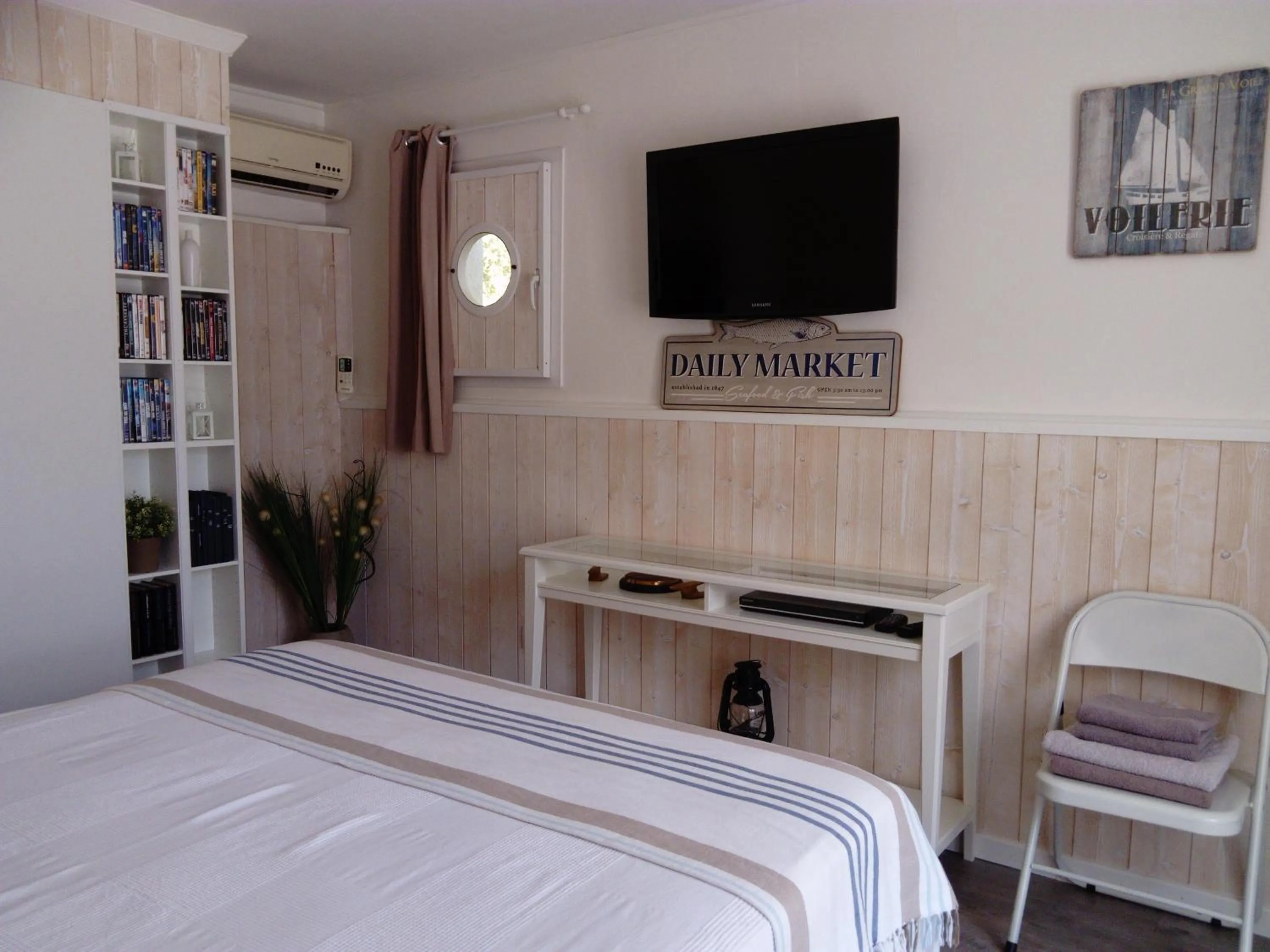 Library, Bed in Chez Isabelle et Guy B&B