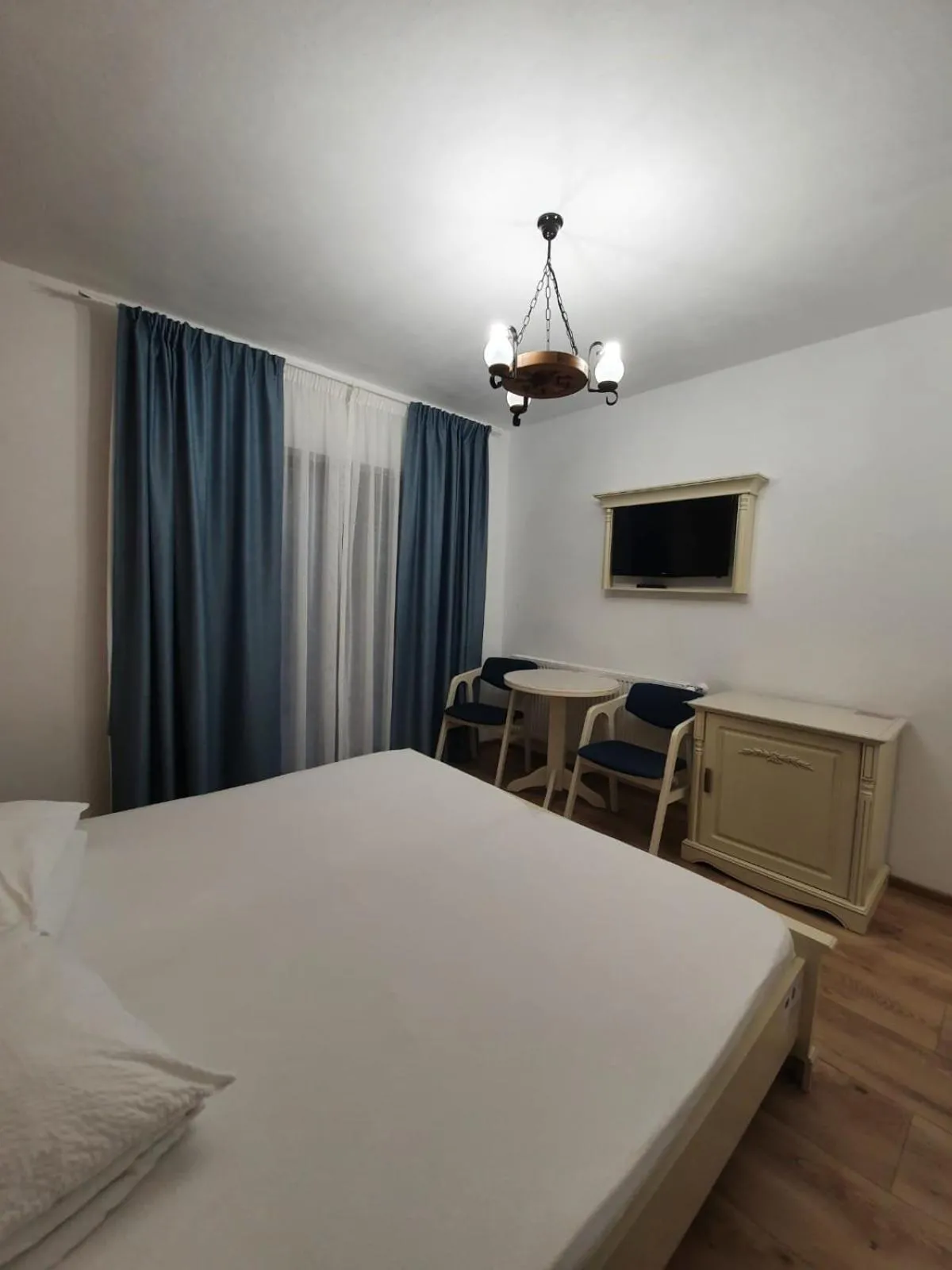 Bed in Pensiunea Iasmina si Pescarul