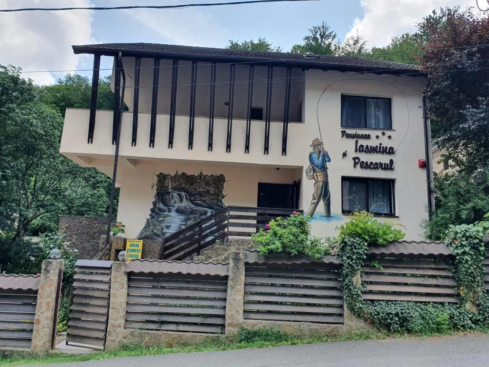 Property building in Pensiunea Iasmina si Pescarul