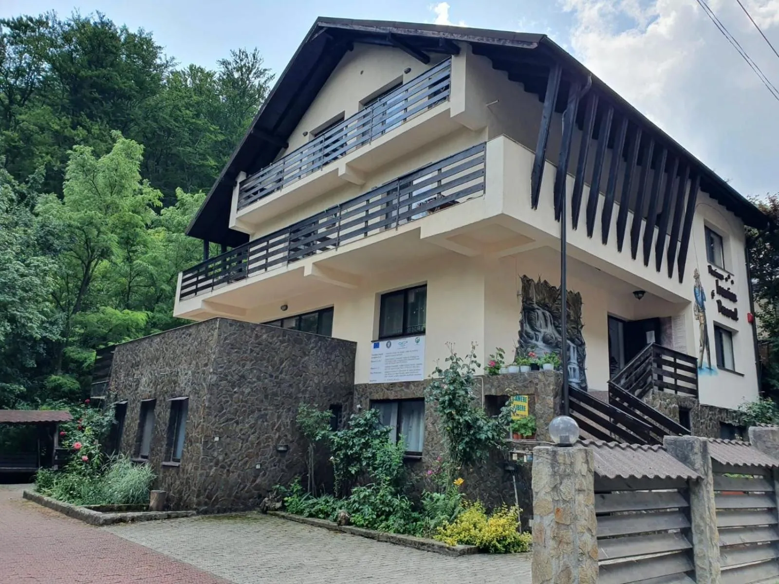 Property building in Pensiunea Iasmina si Pescarul