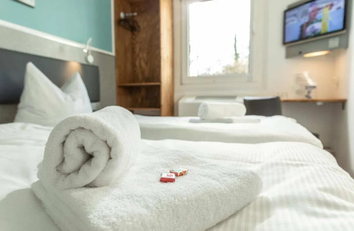 Photo of the whole room, Bed in T3 Budget Berlin Hennigsdorf