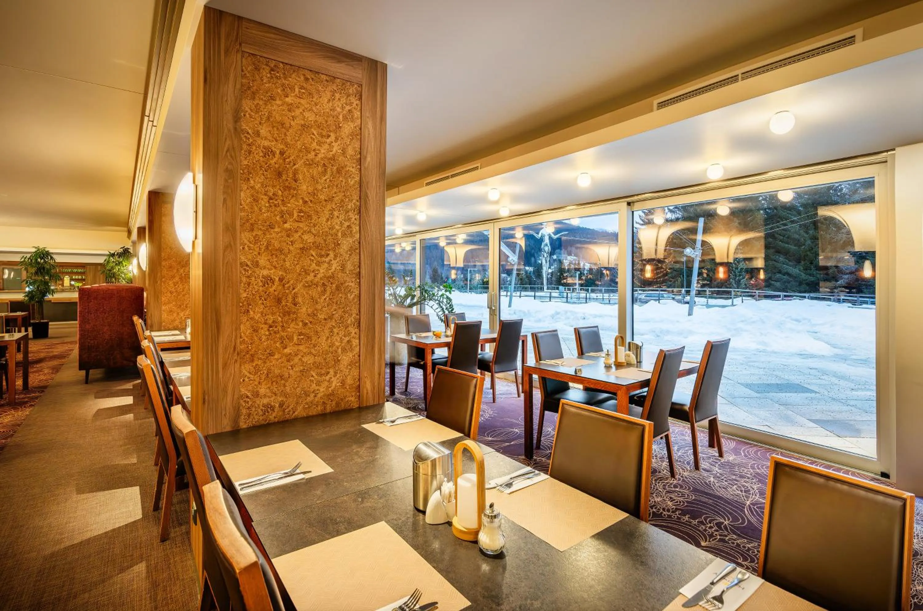 Restaurant/places to eat in Harmony Hotel