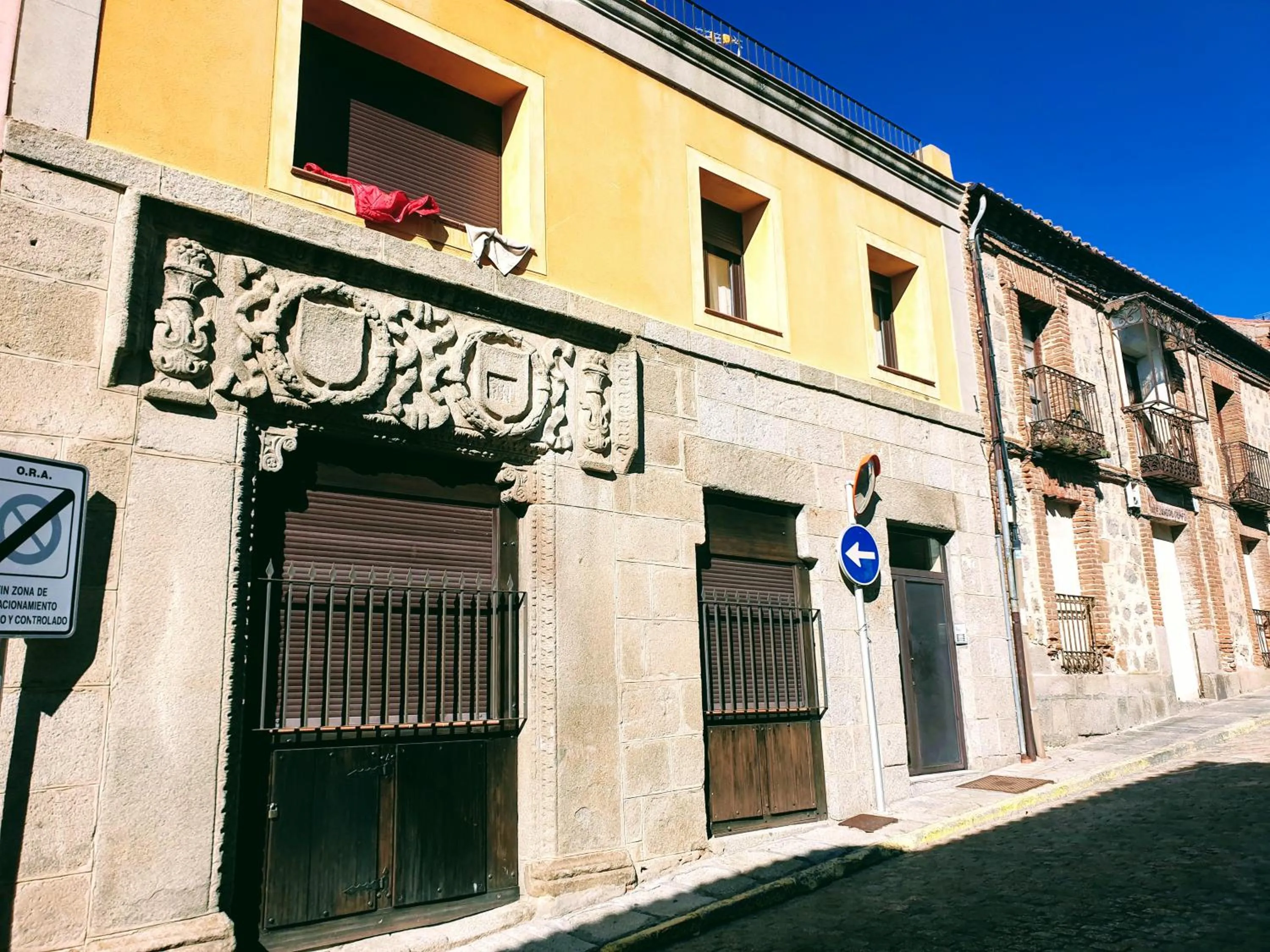 Facade/entrance in La Marquesa de Vallespin .Patio.Centro ciudad.