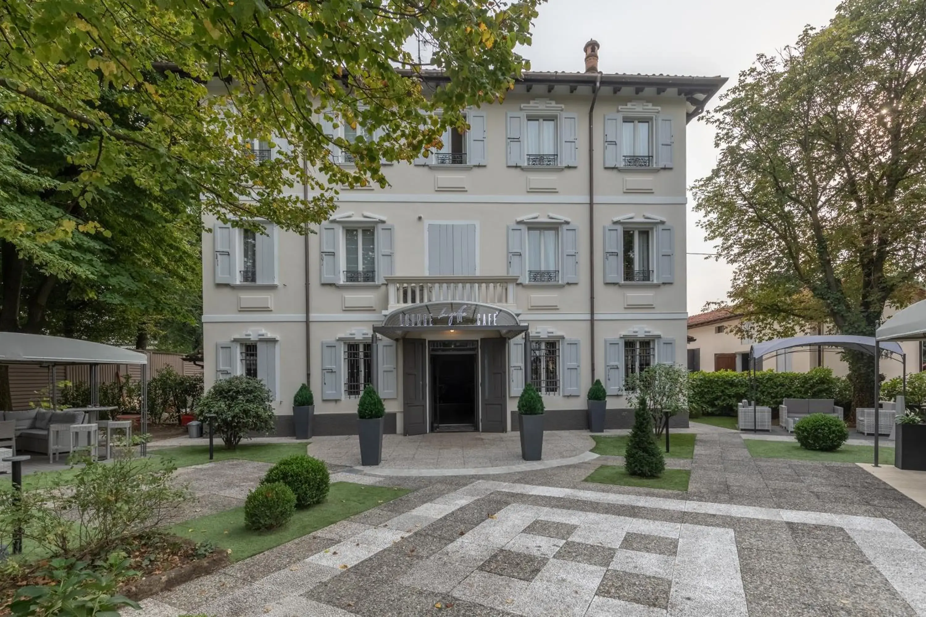 Property building in Villa Petra Property building in Villa Petra