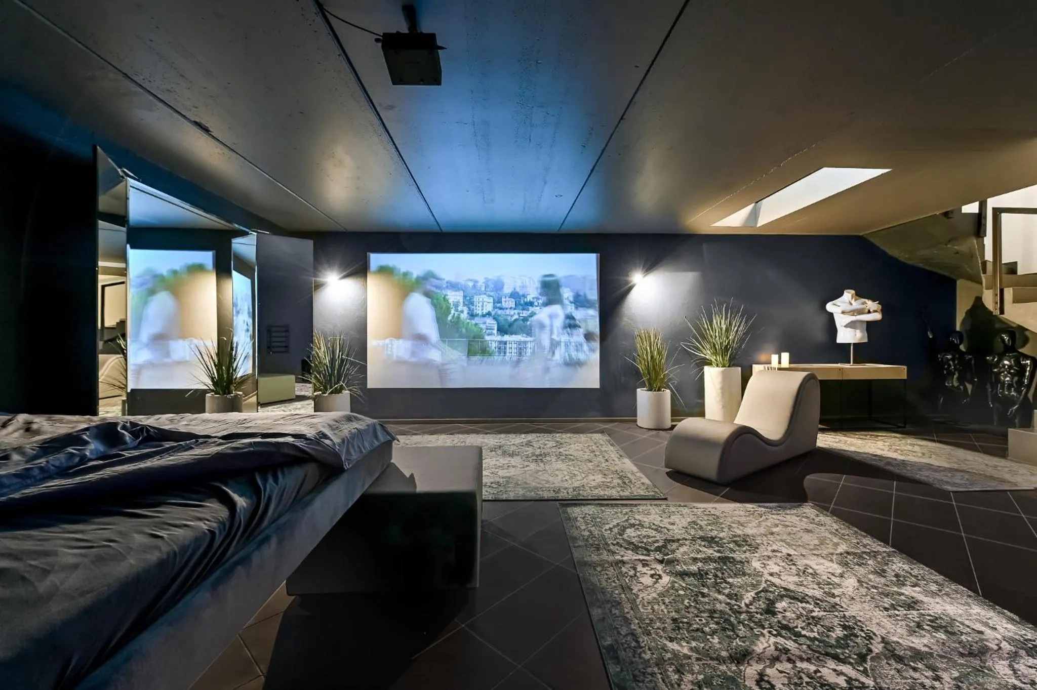 Jacuzzi Cinema Loft