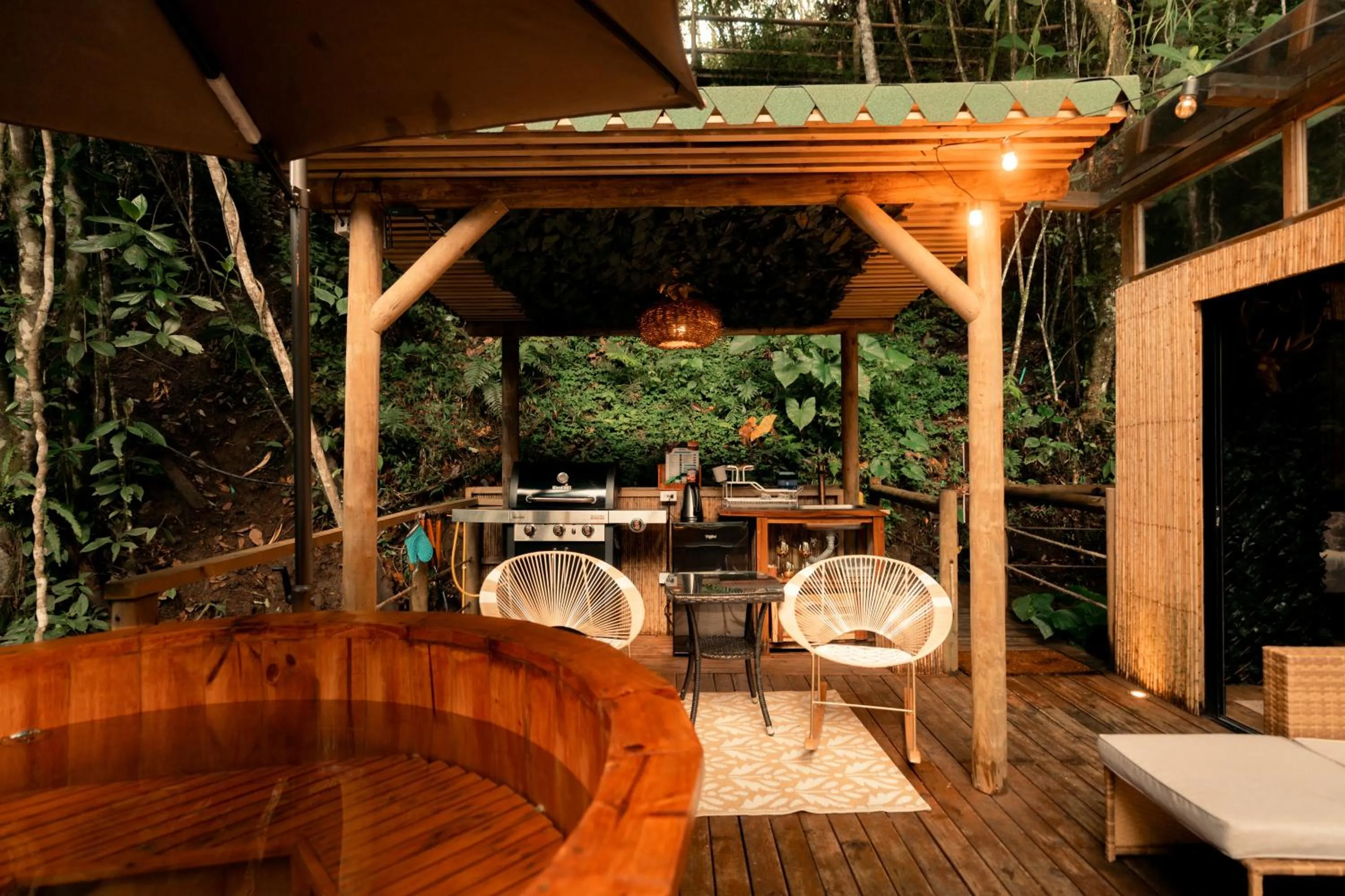 Dining area in BubbleSky Glamping Guatapé