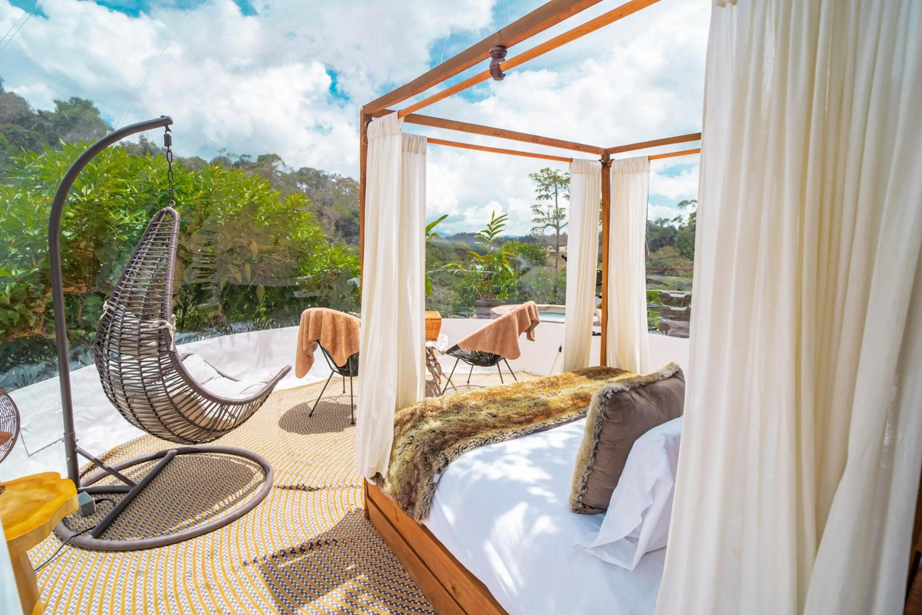 Bed in BubbleSky Glamping Guatapé