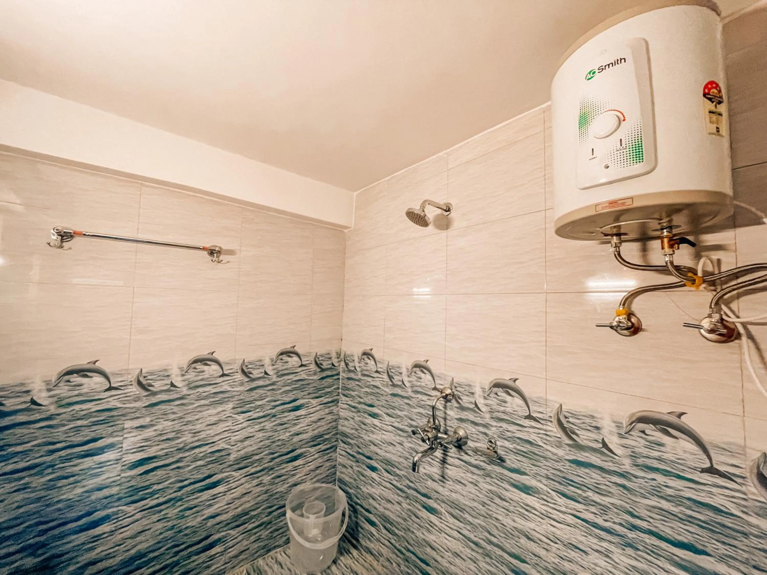 Bathroom in Madpackers Jibhi - Of Streamsides & Waterfalls