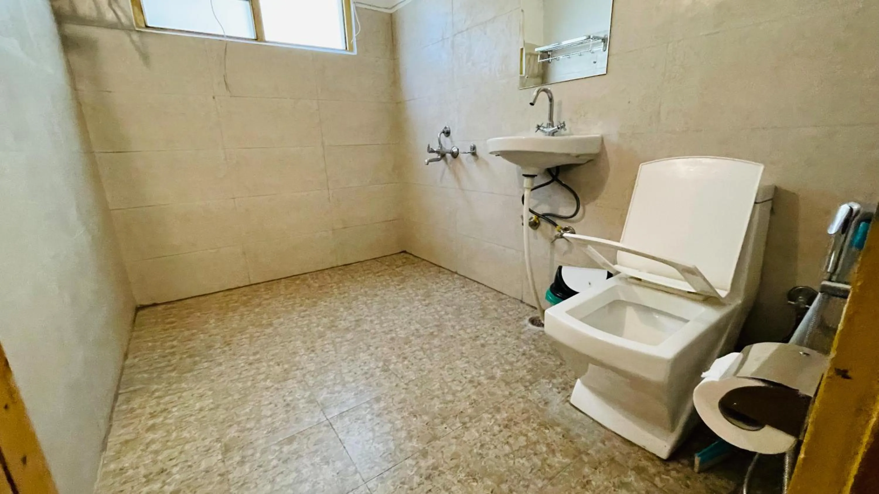 Shower in Madpackers Jibhi - Of Streamsides & Waterfalls