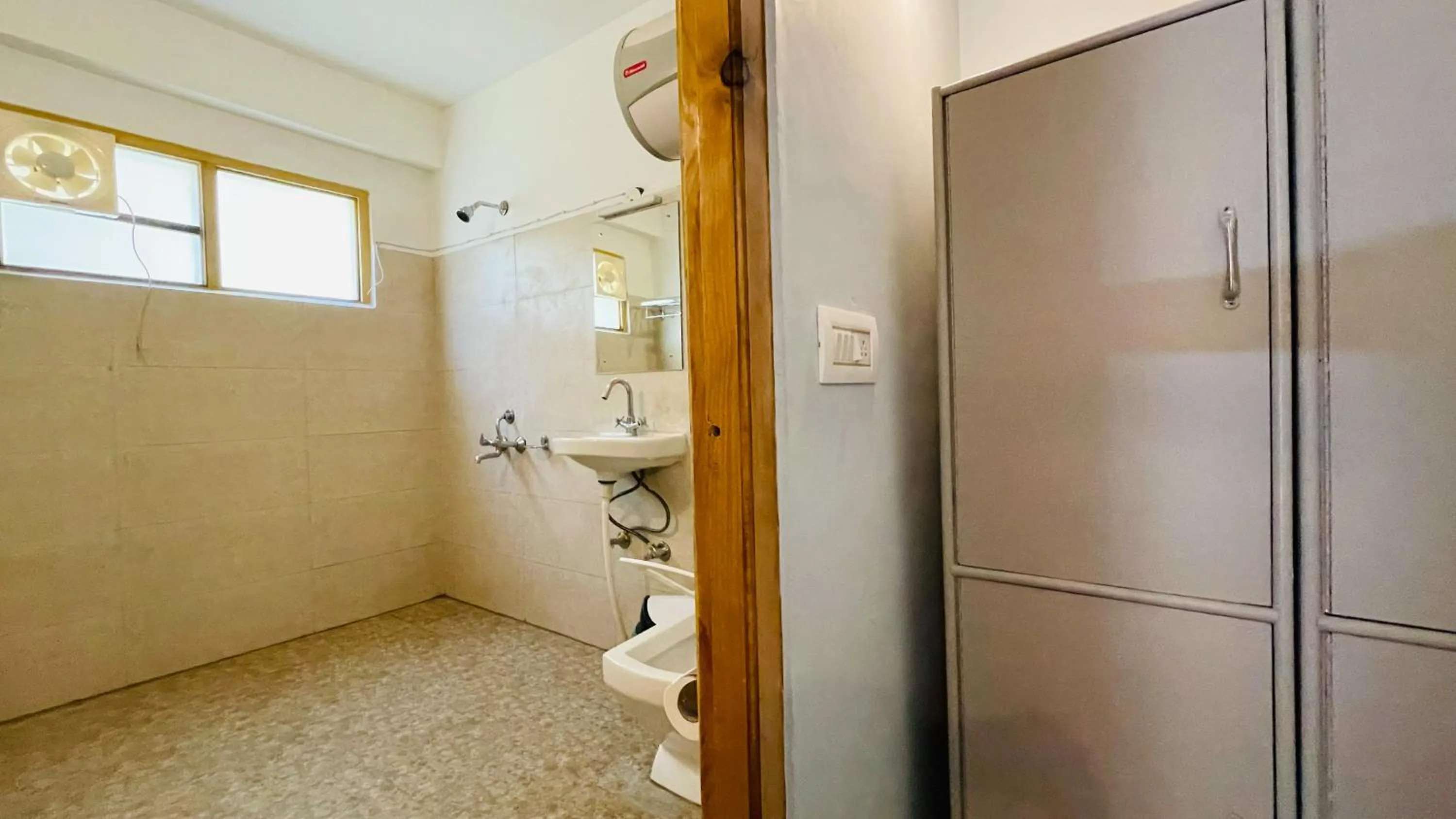 Shower in Madpackers Jibhi - Of Streamsides & Waterfalls