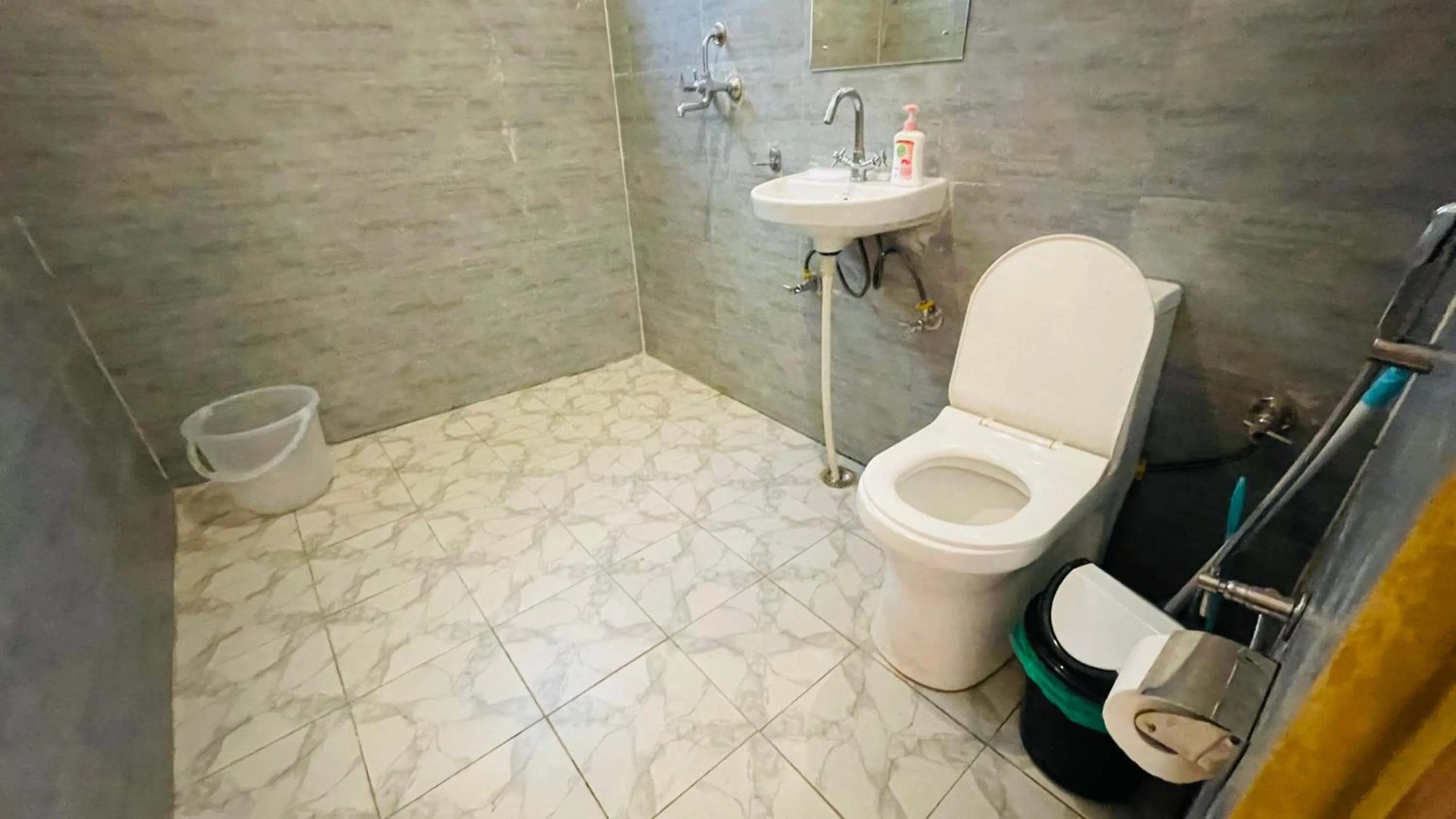 Toilet in Madpackers Jibhi - Of Streamsides & Waterfalls